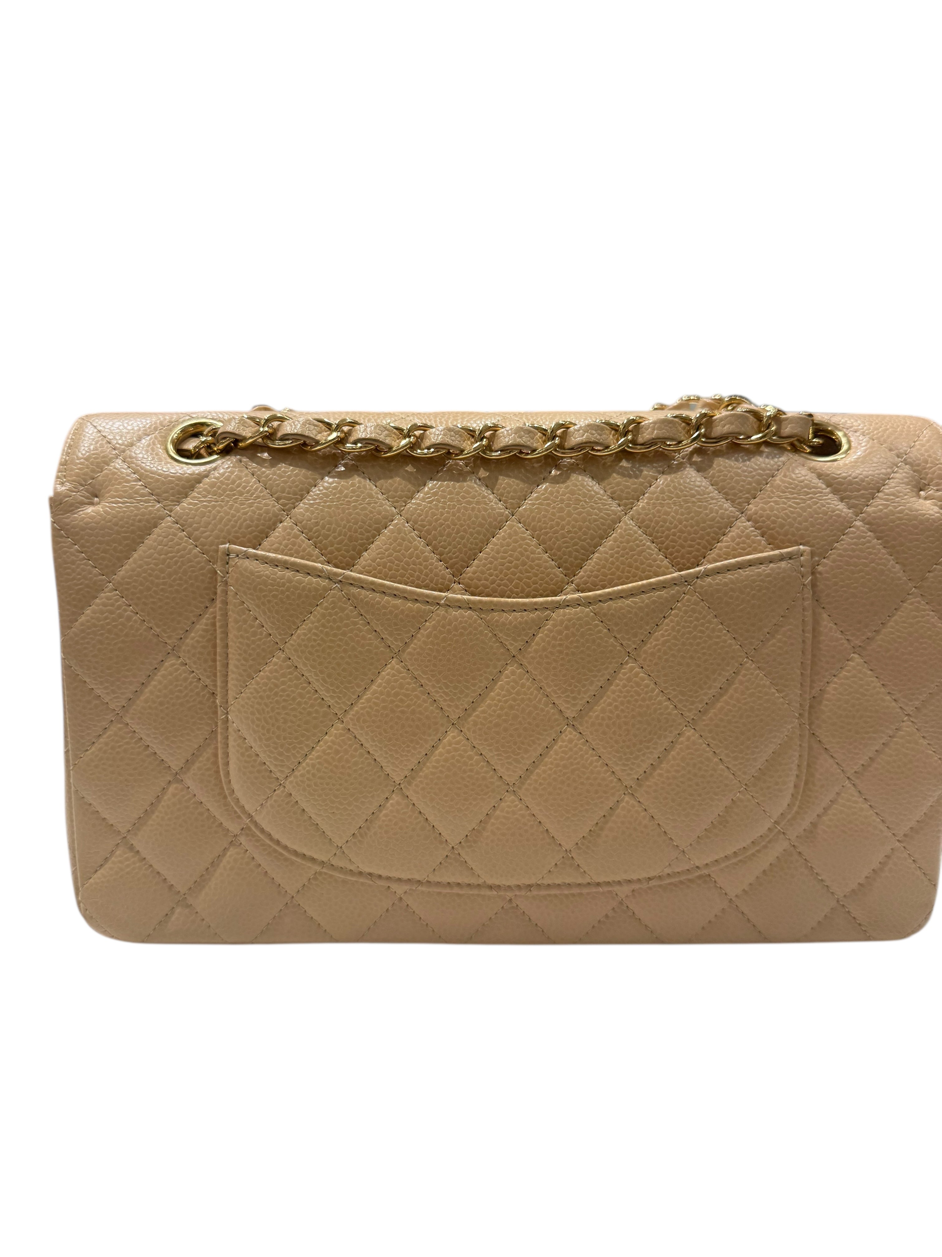 Chanel - Sac à rabat classique 11:12 Timeless 25 en cuir caviar beige et finitions dorées