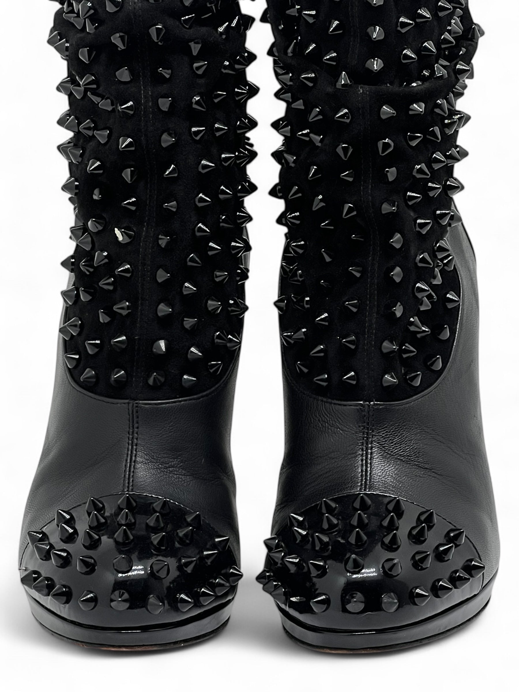 Christian Louboutin - Stiefeletten mit Nieten Gr. 37