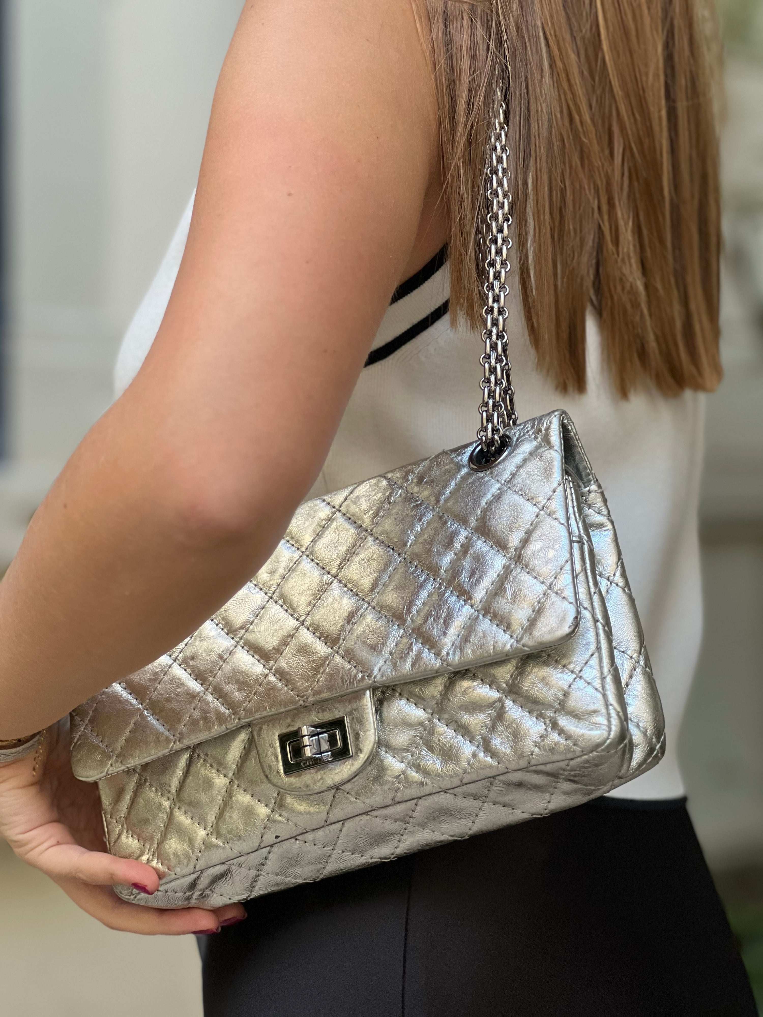 Chanel - Sac 2.55 argenté