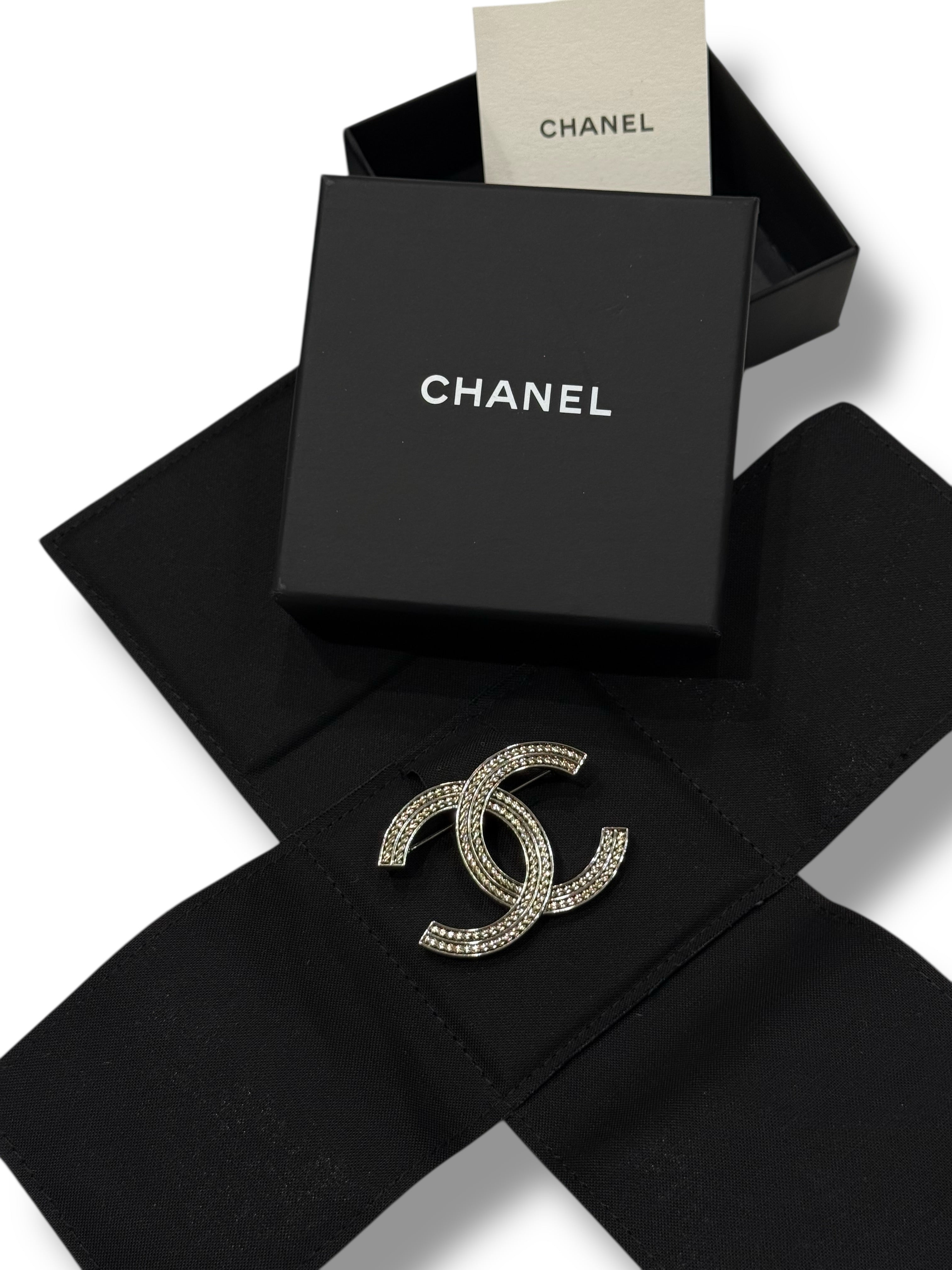 Chanel - Broche CC Argentée