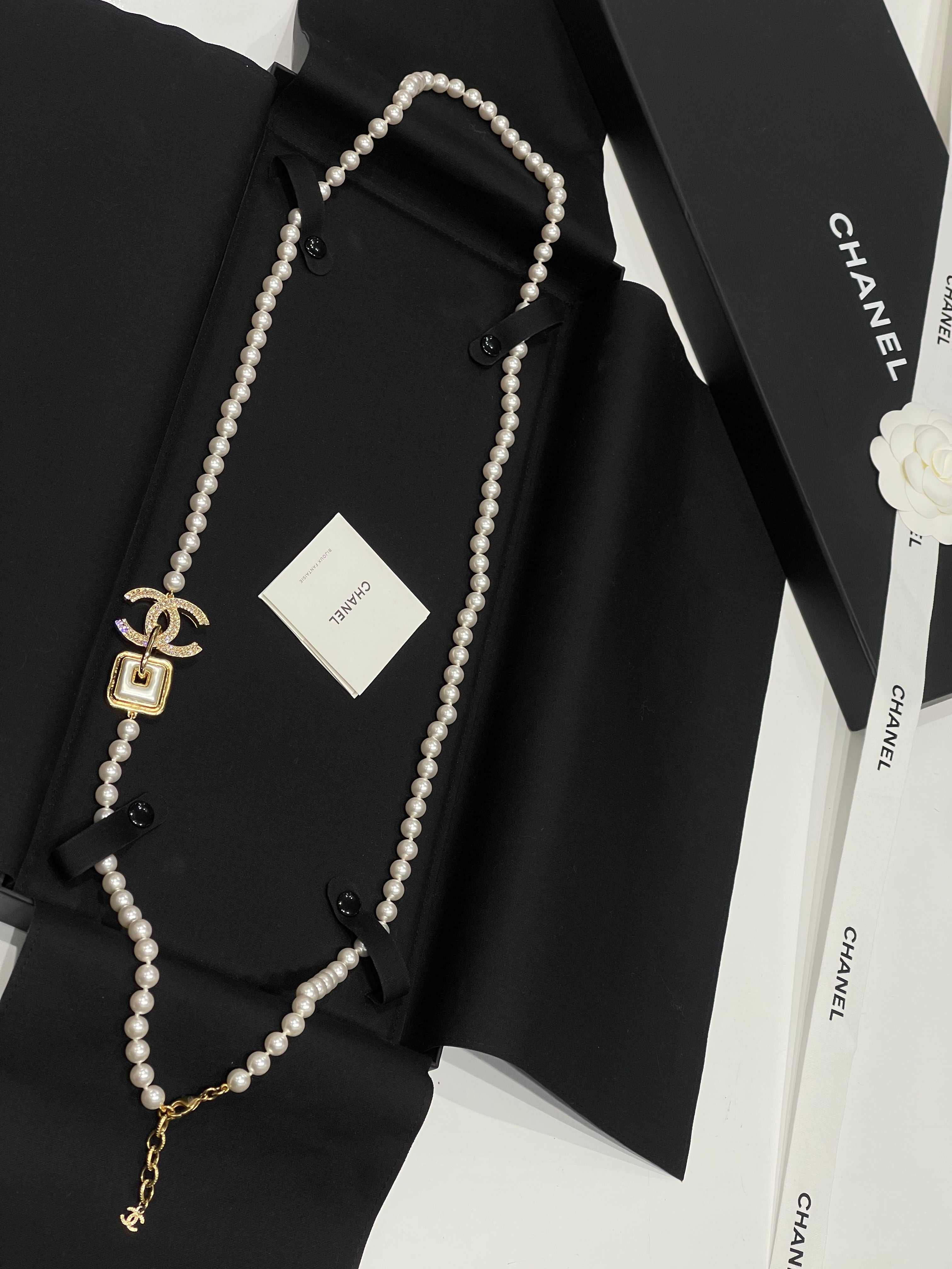 Chanel - Sautoir perles CC