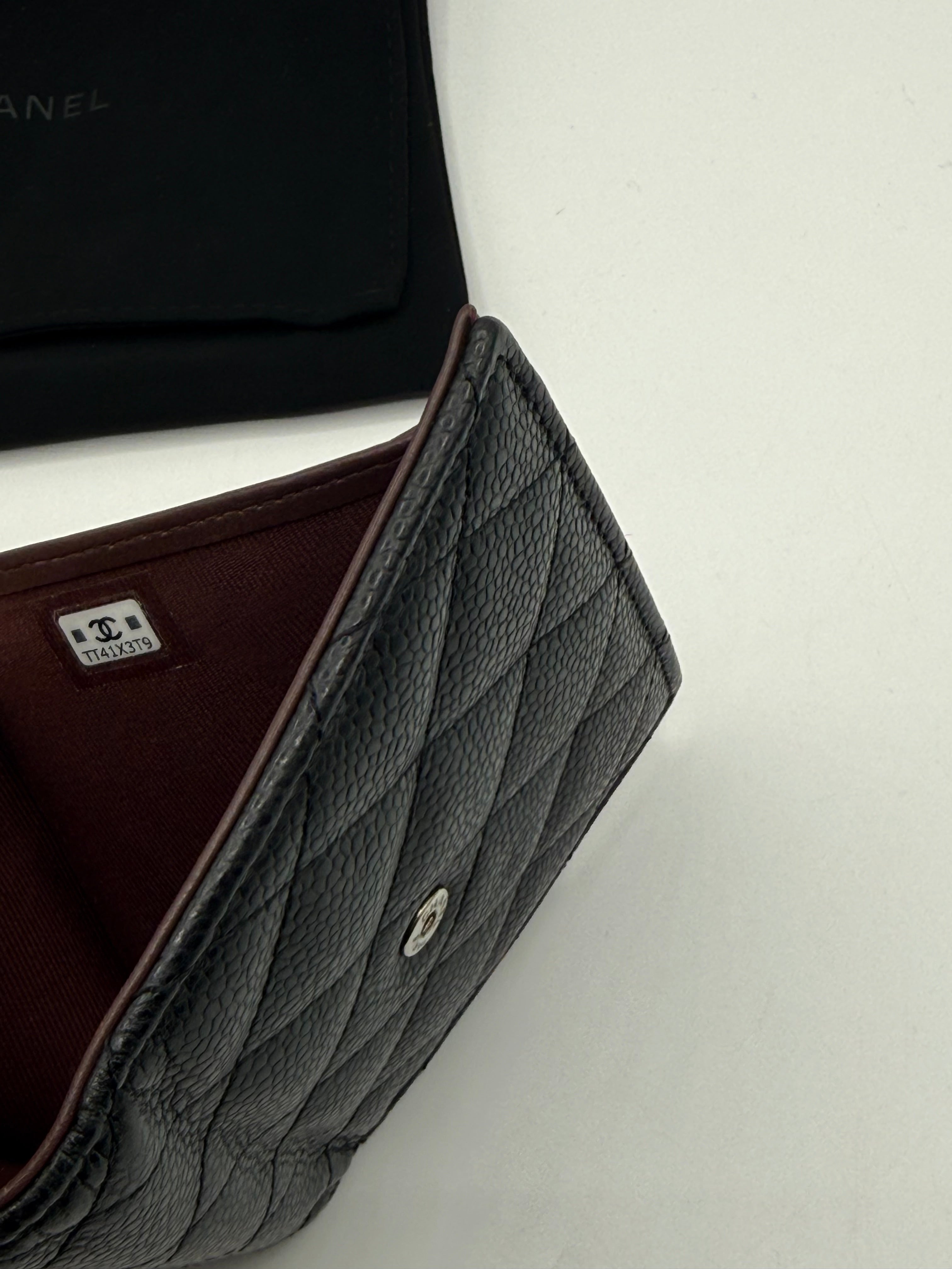 Chanel - Portefeuille à rabat PM caviar noir