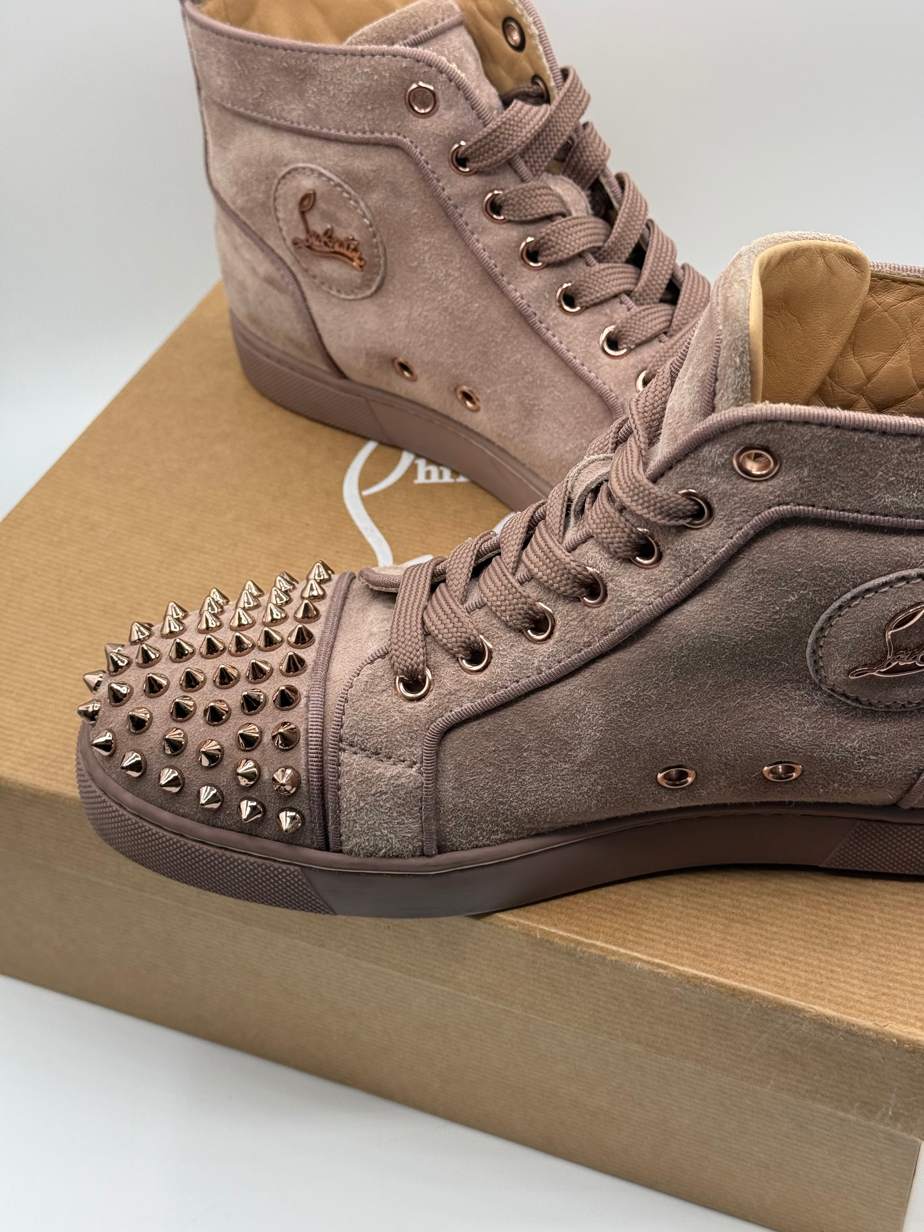 Louboutin - Baskets daim beige foncé spikes or rose