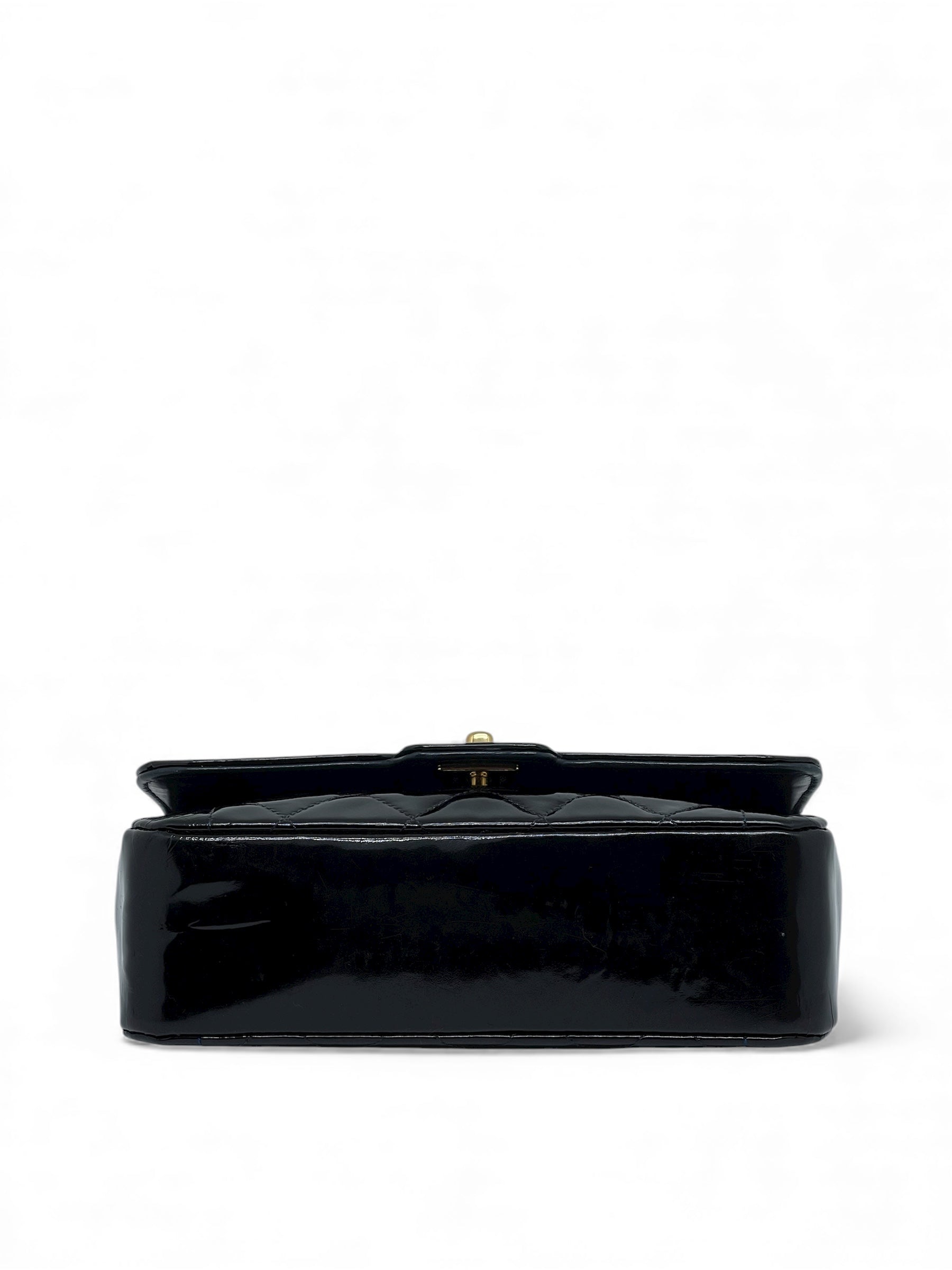 Chanel - Sac à rabat cuir verni