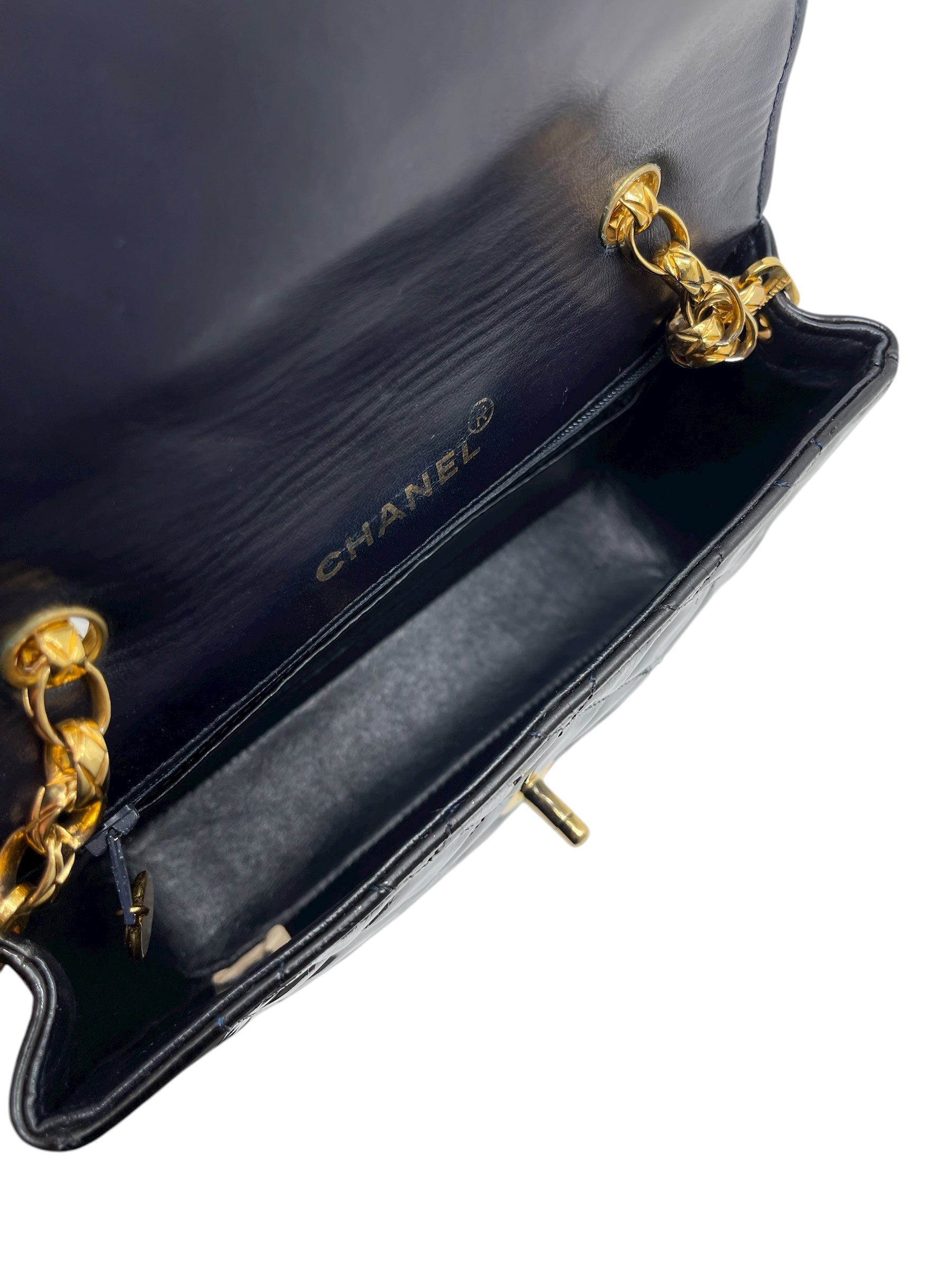 Chanel - Sac à rabat cuir verni