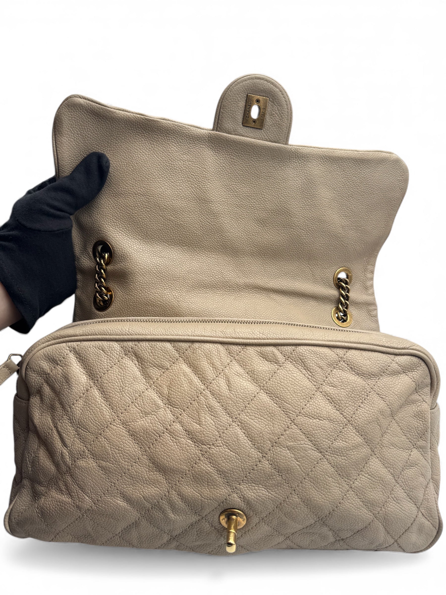 Chanel - Sac à rabat beige
