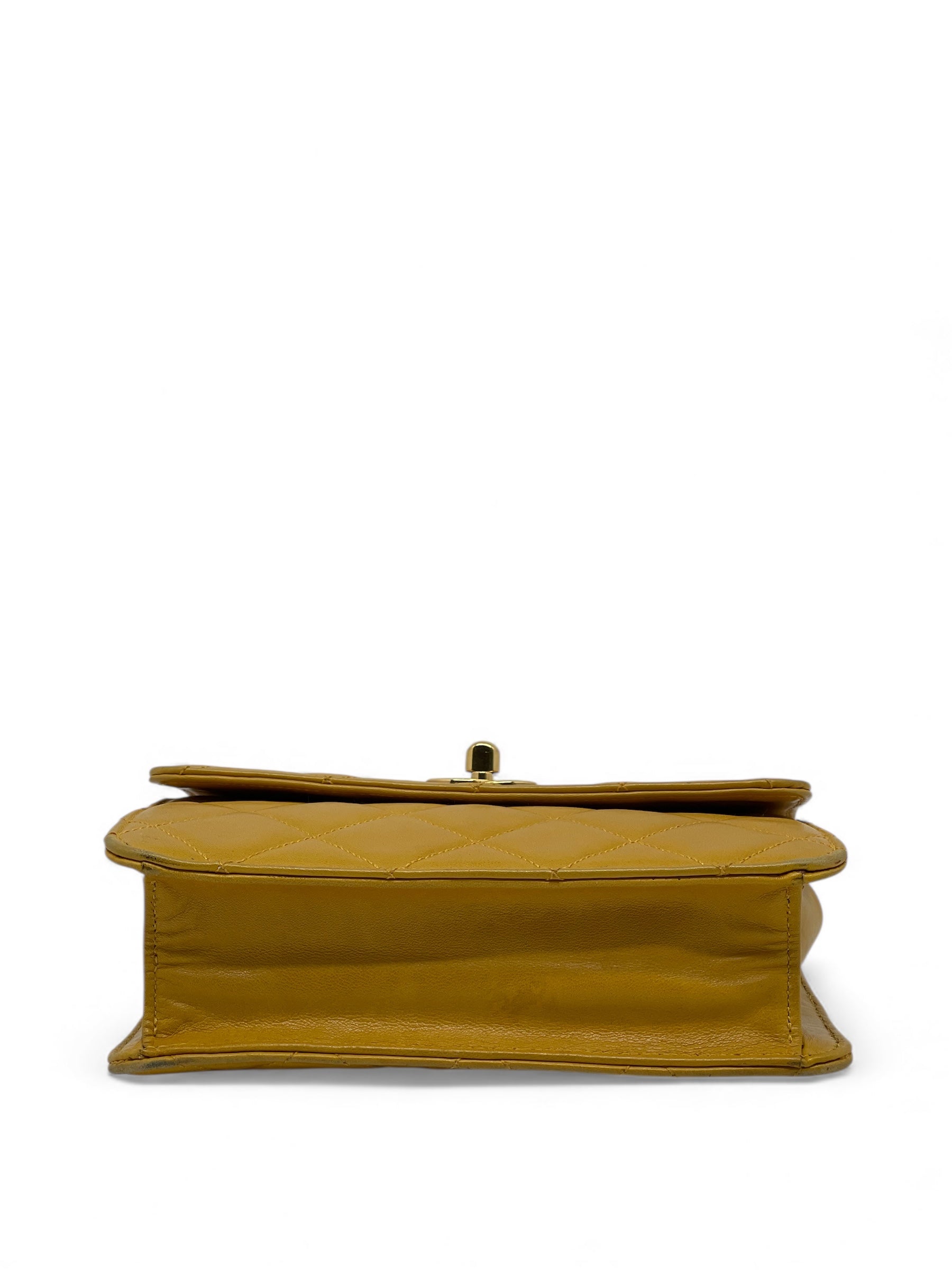 Chanel - Sac à rabat jaune