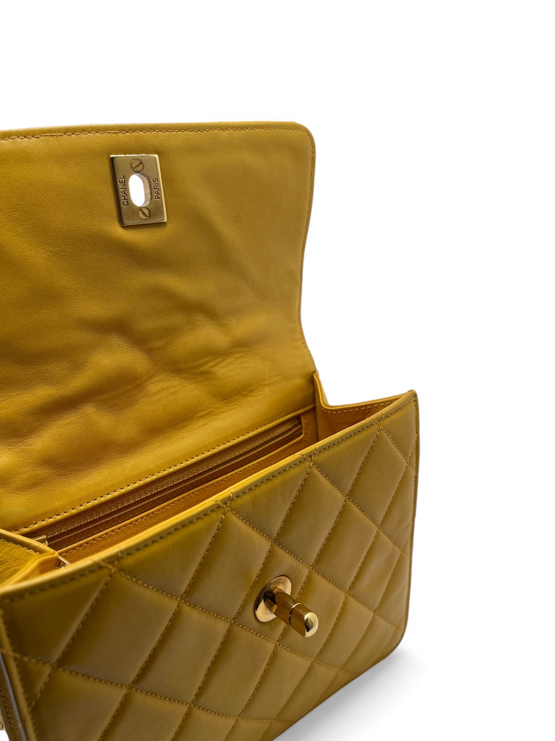 Chanel - Sac à rabat jaune