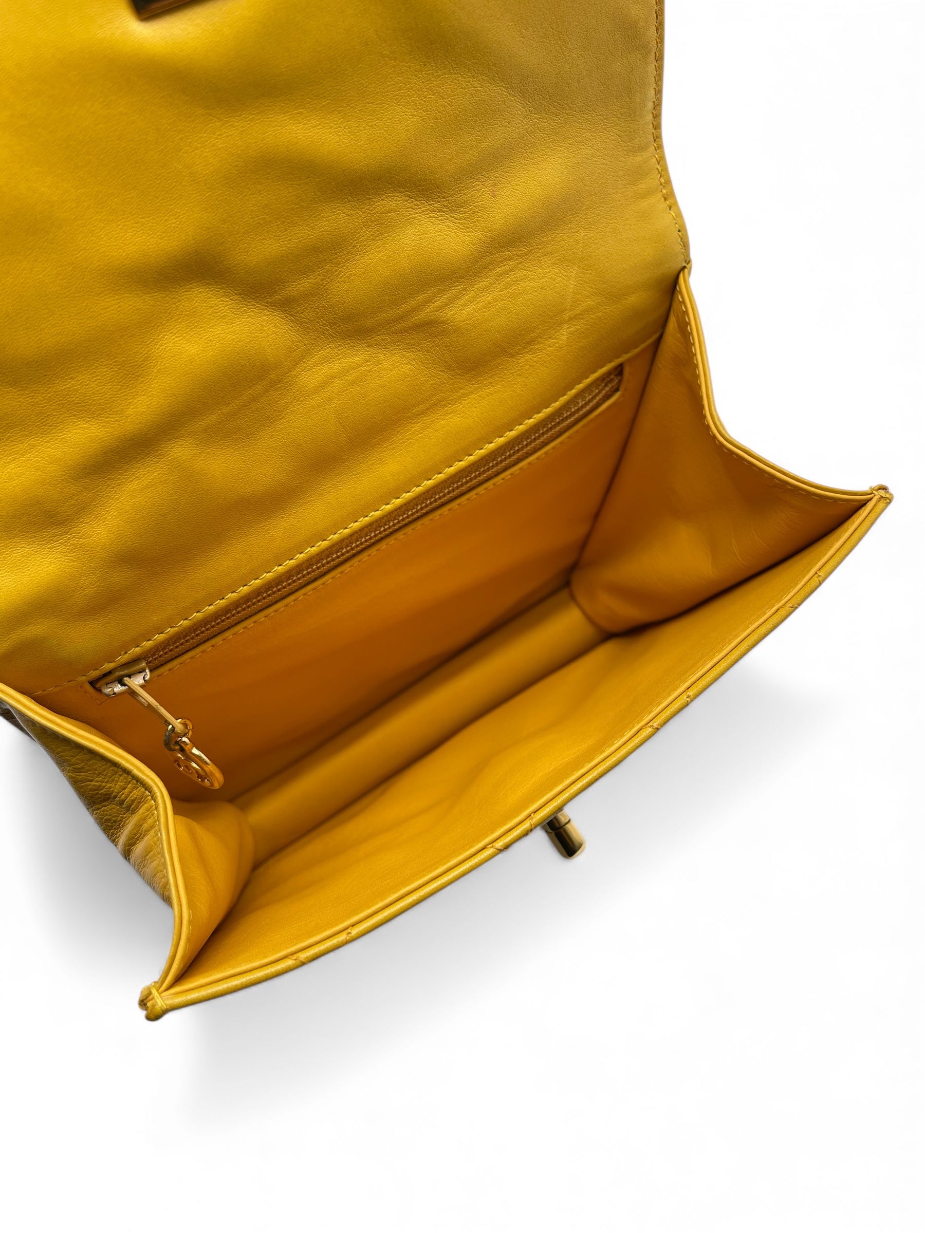 Chanel - Sac à rabat jaune