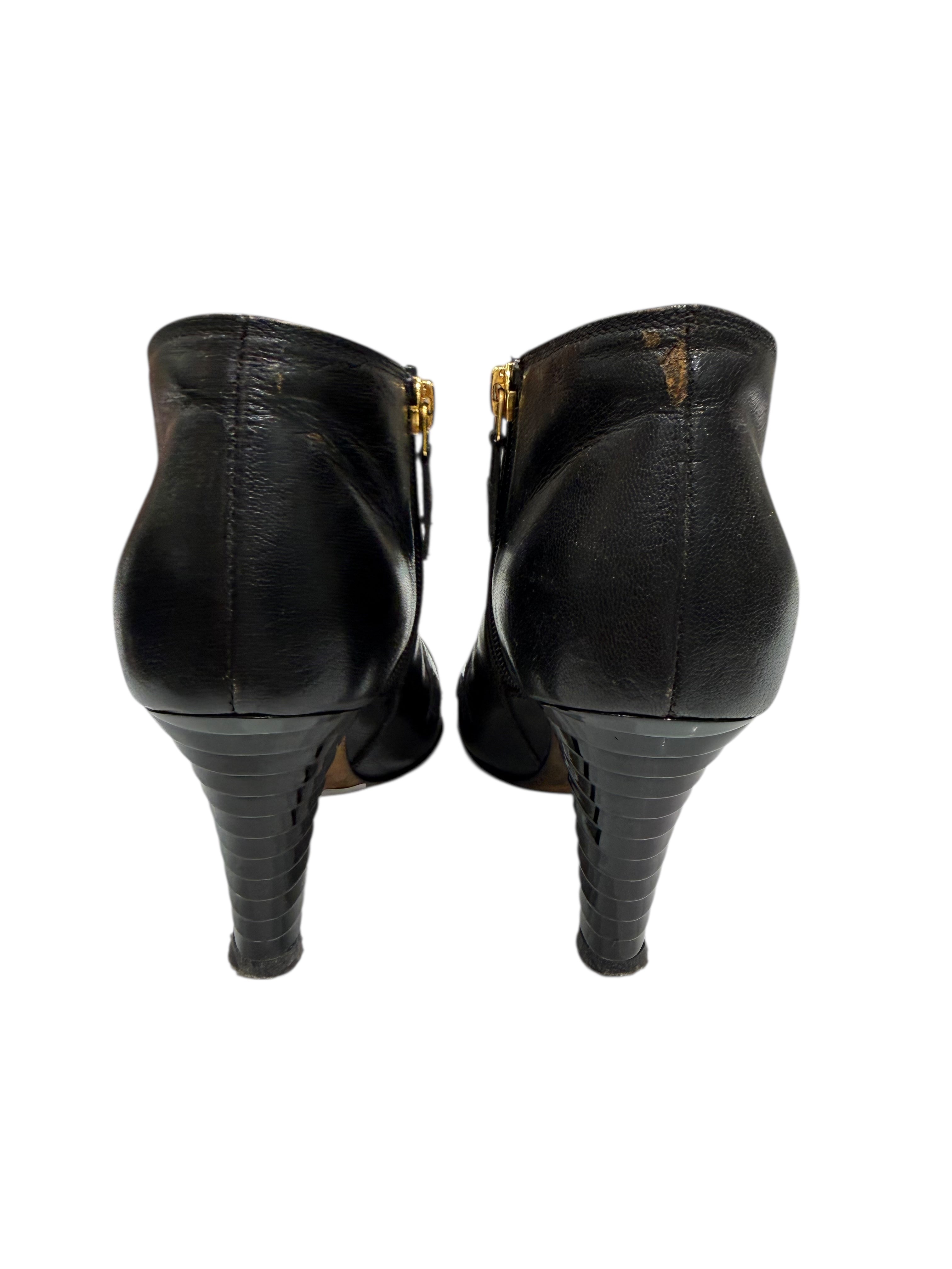 Chanel - Bottines en cuir lisse et bout vernis T36,5