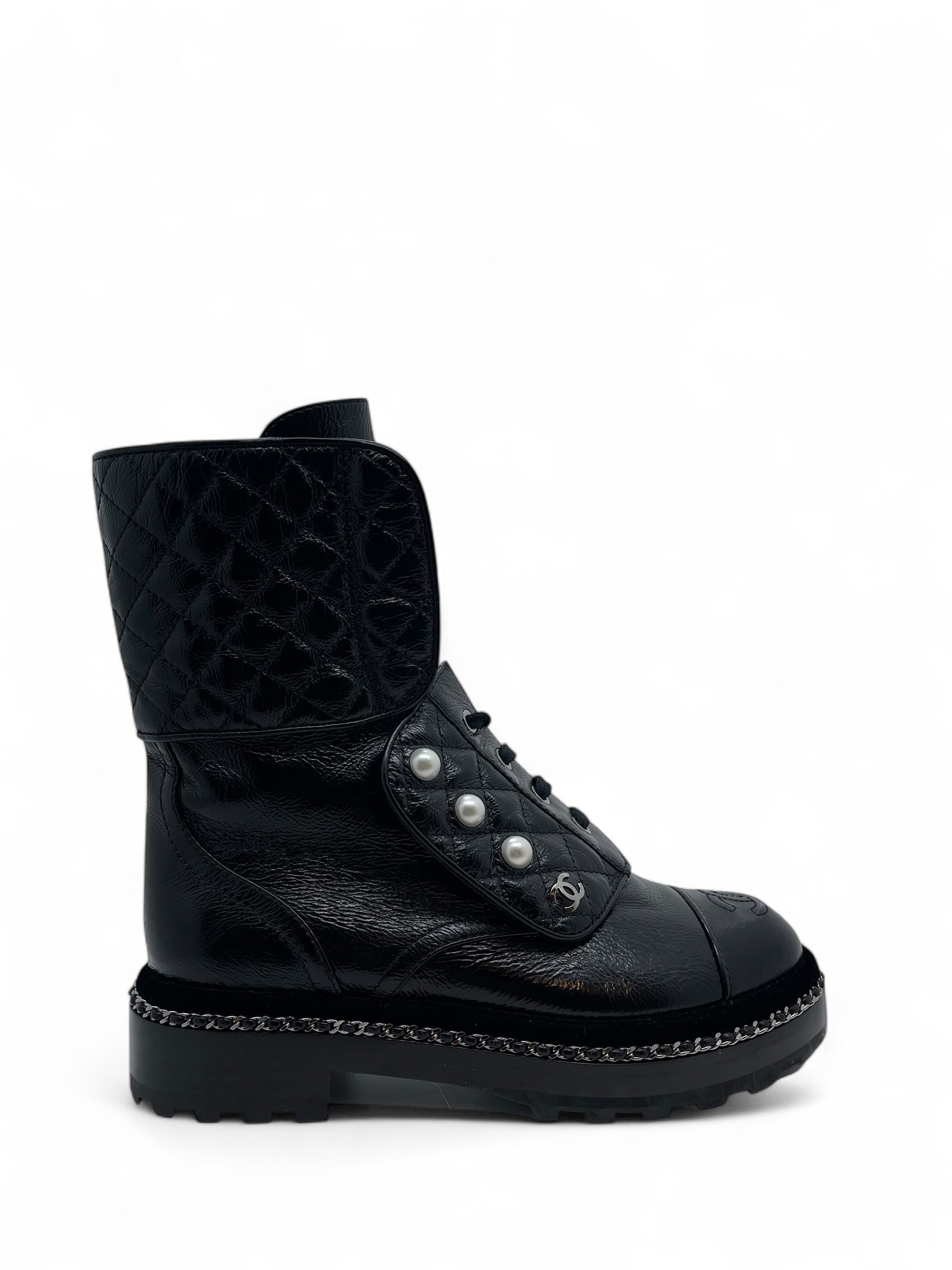 Chanel - Boots en cuir noir avec perles T35,5