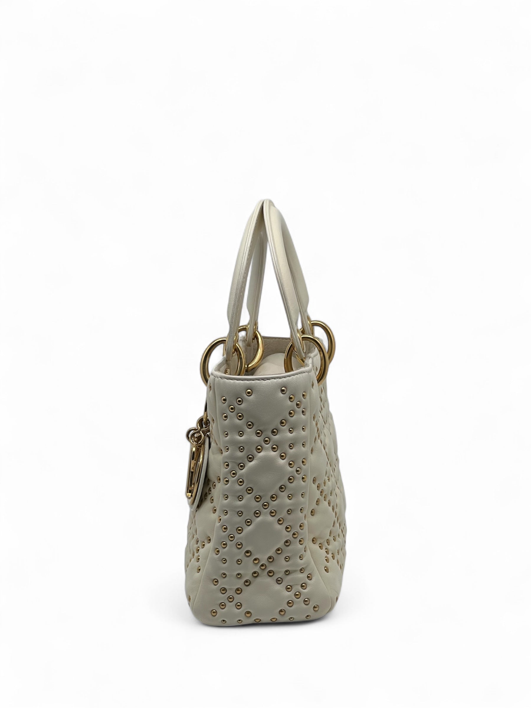 Christian Dior - Handtasche Lady Dior mit Nieten und Cannage-Muster mit Henkel