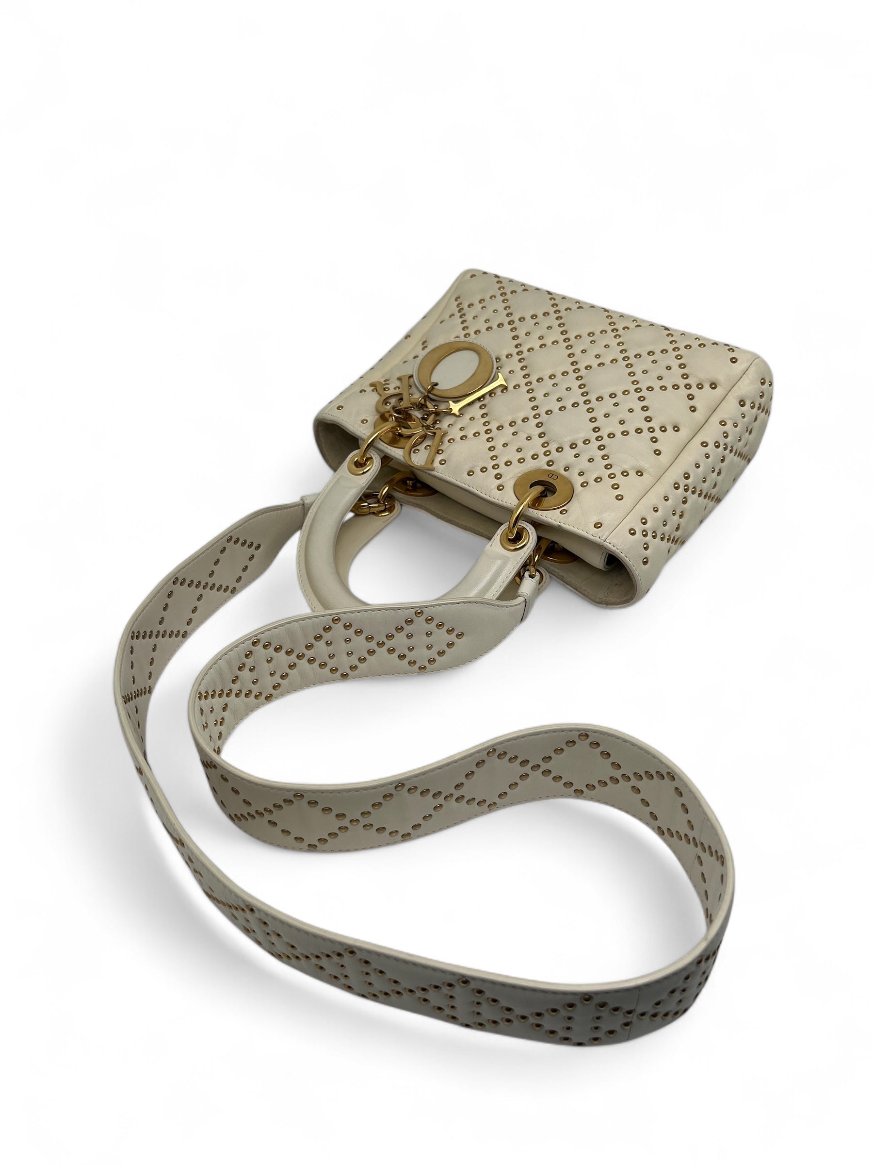 Christian Dior - Handtasche Lady Dior mit Nieten und Cannage-Muster mit Henkel