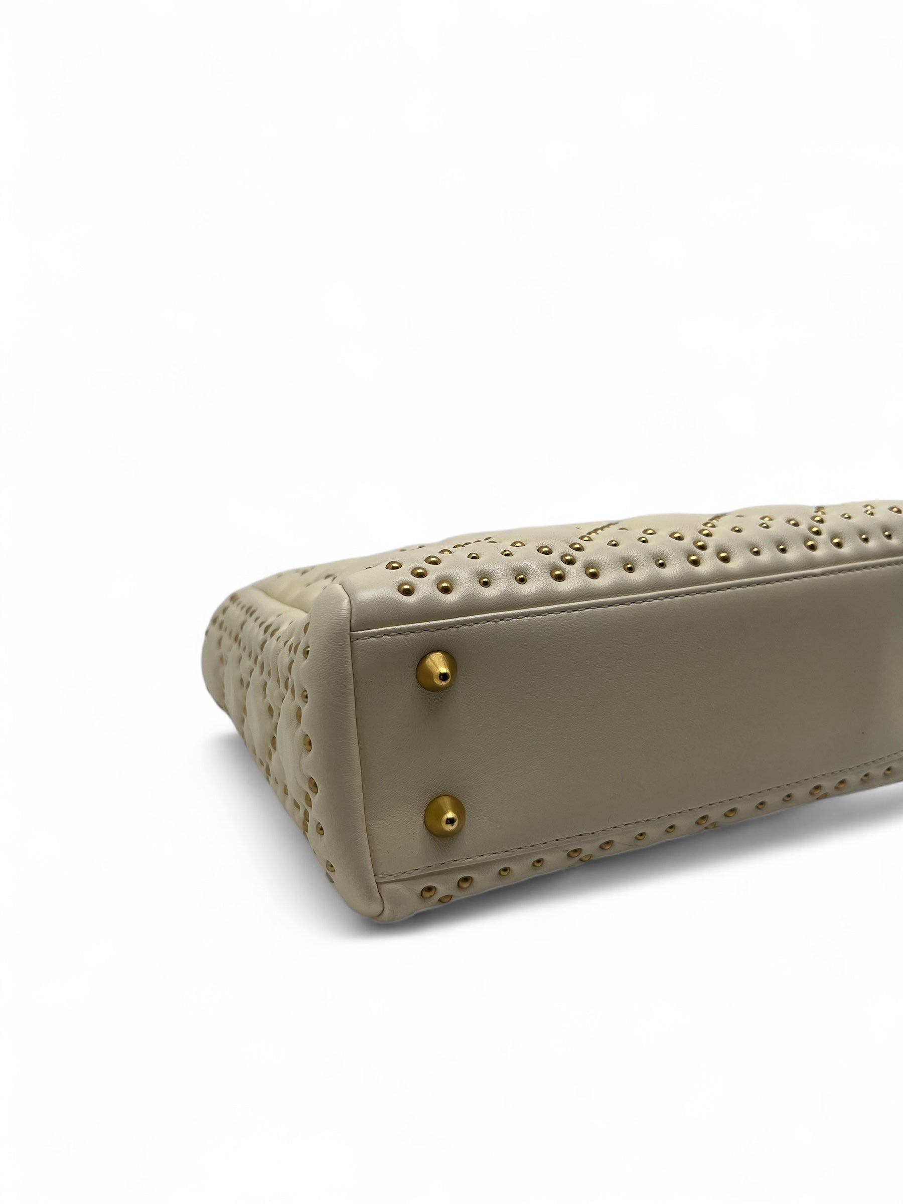 Christian Dior - Handtasche Lady Dior mit Nieten und Cannage-Muster mit Henkel