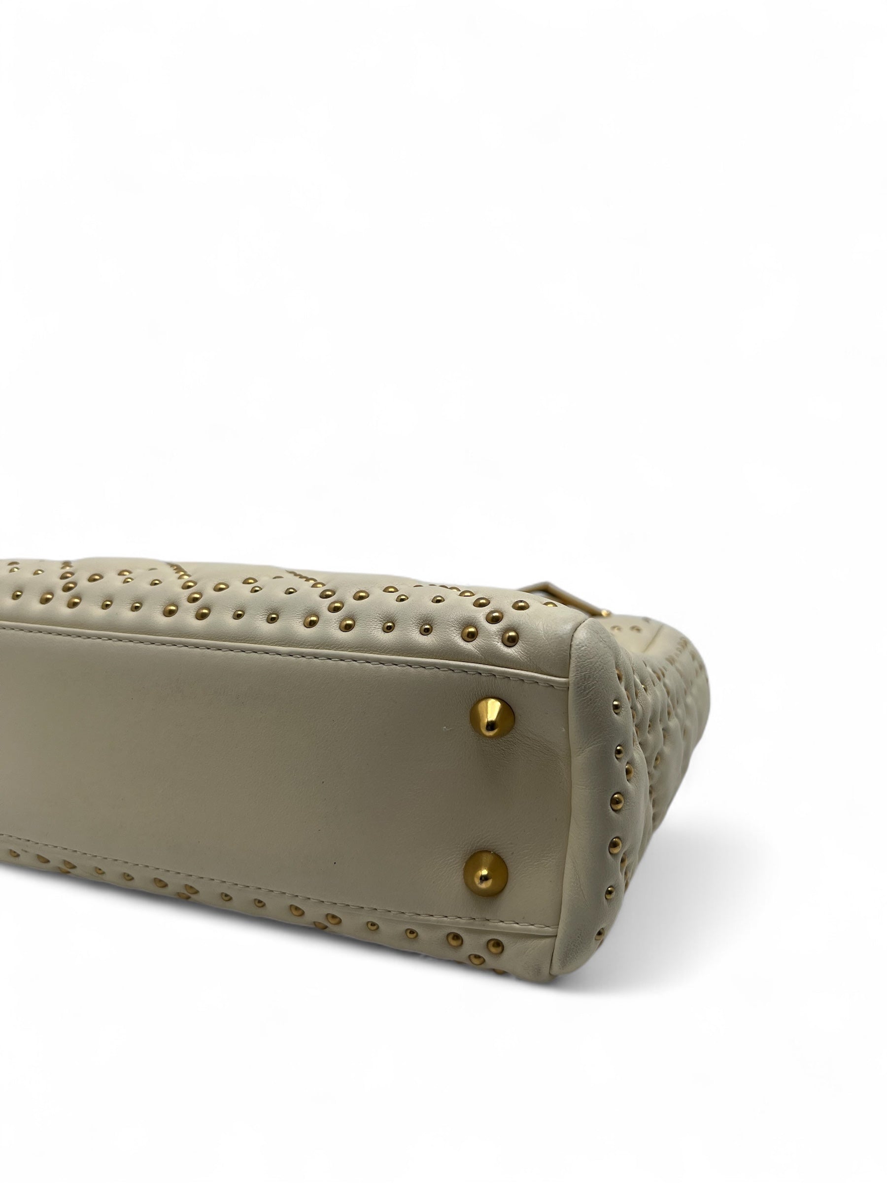 Christian Dior - Handtasche Lady Dior mit Nieten und Cannage-Muster mit Henkel