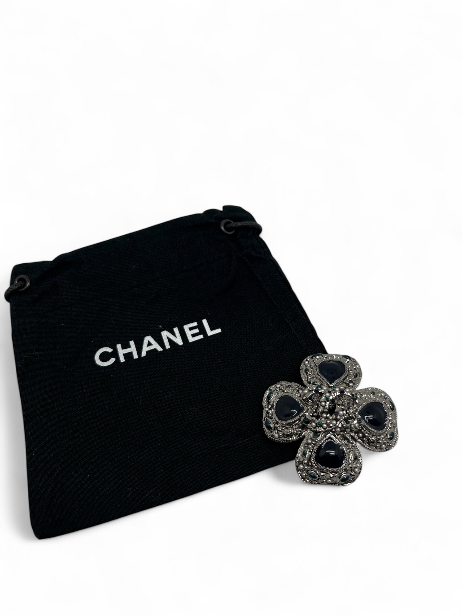 Chanel - Brooch with pearls