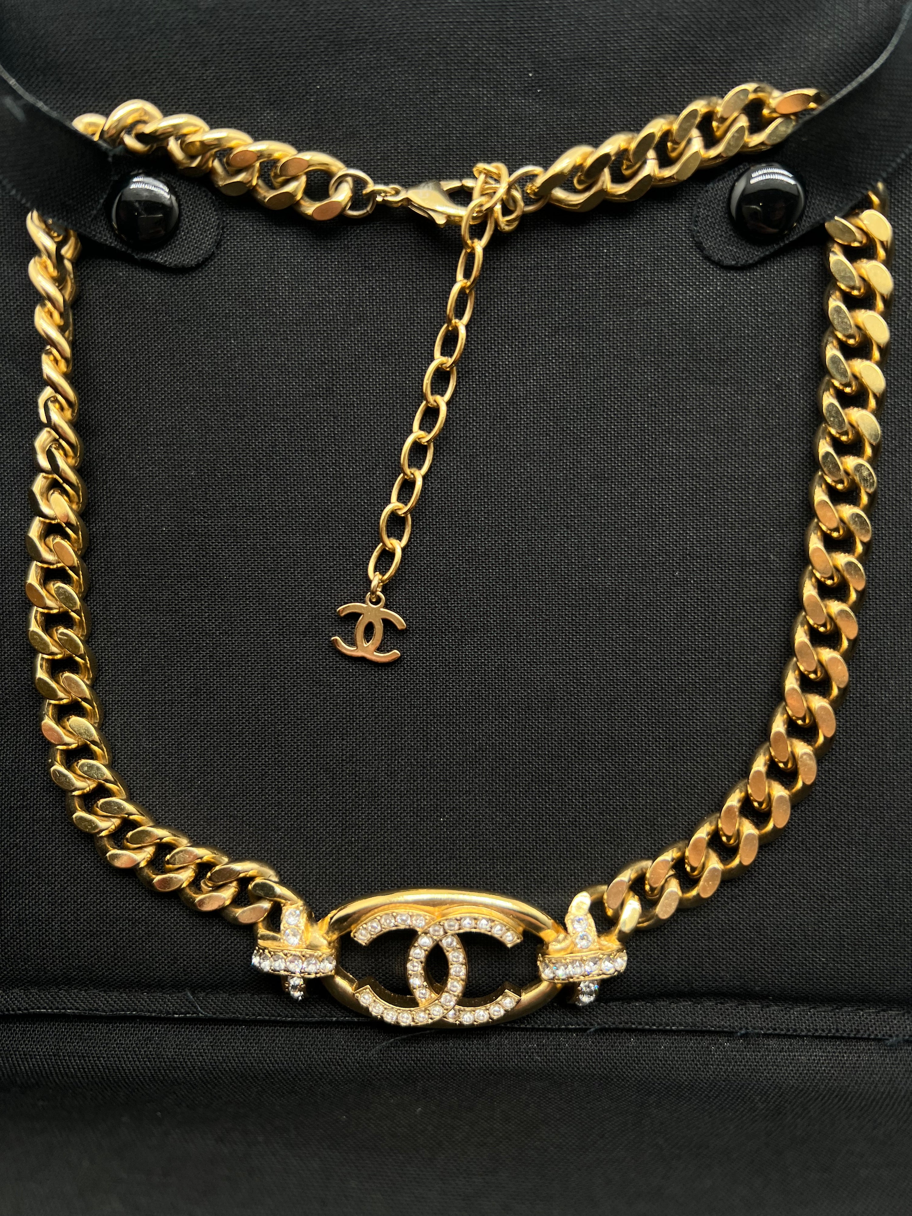 Chanel - Collier ras du cou CC avec strass