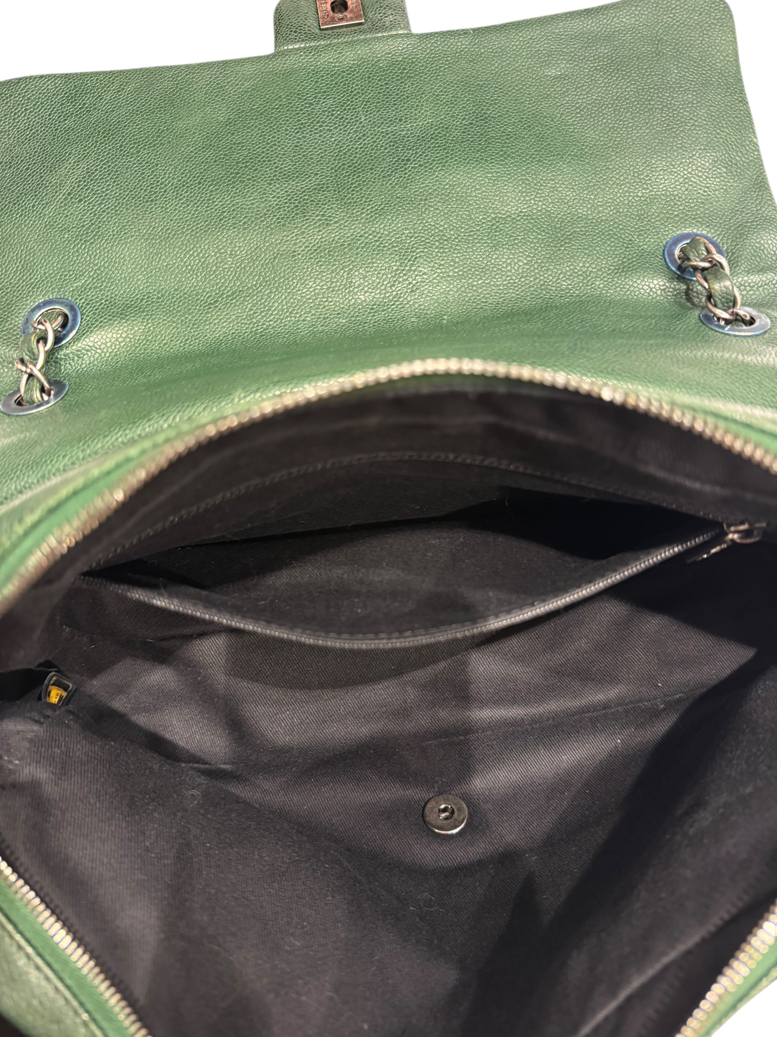 Chanel - Sac Easy Flap en cuir caviar iridescent vert foncé