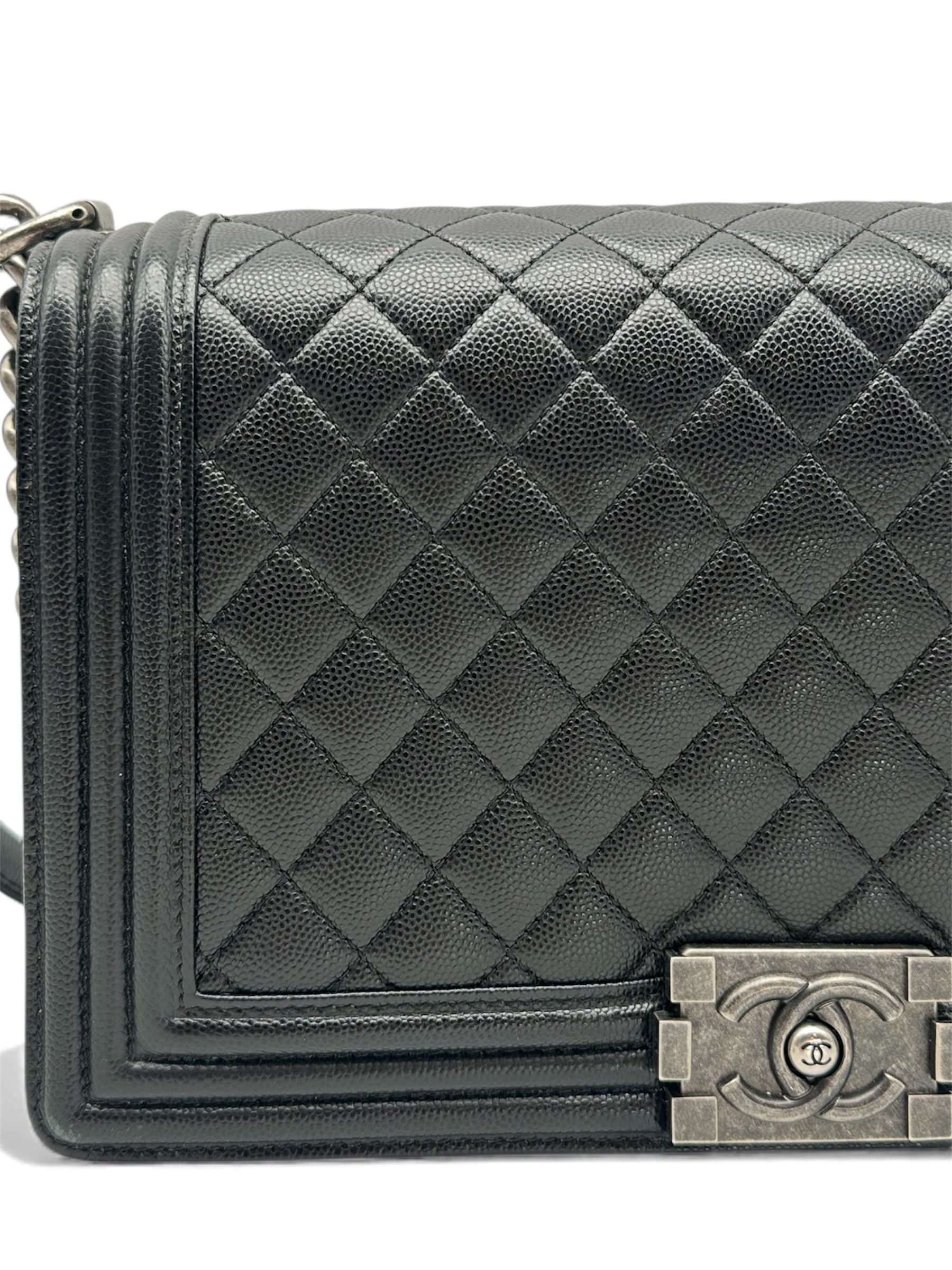 Chanel - Tasche Boy aus schwarzem Kaviarleder