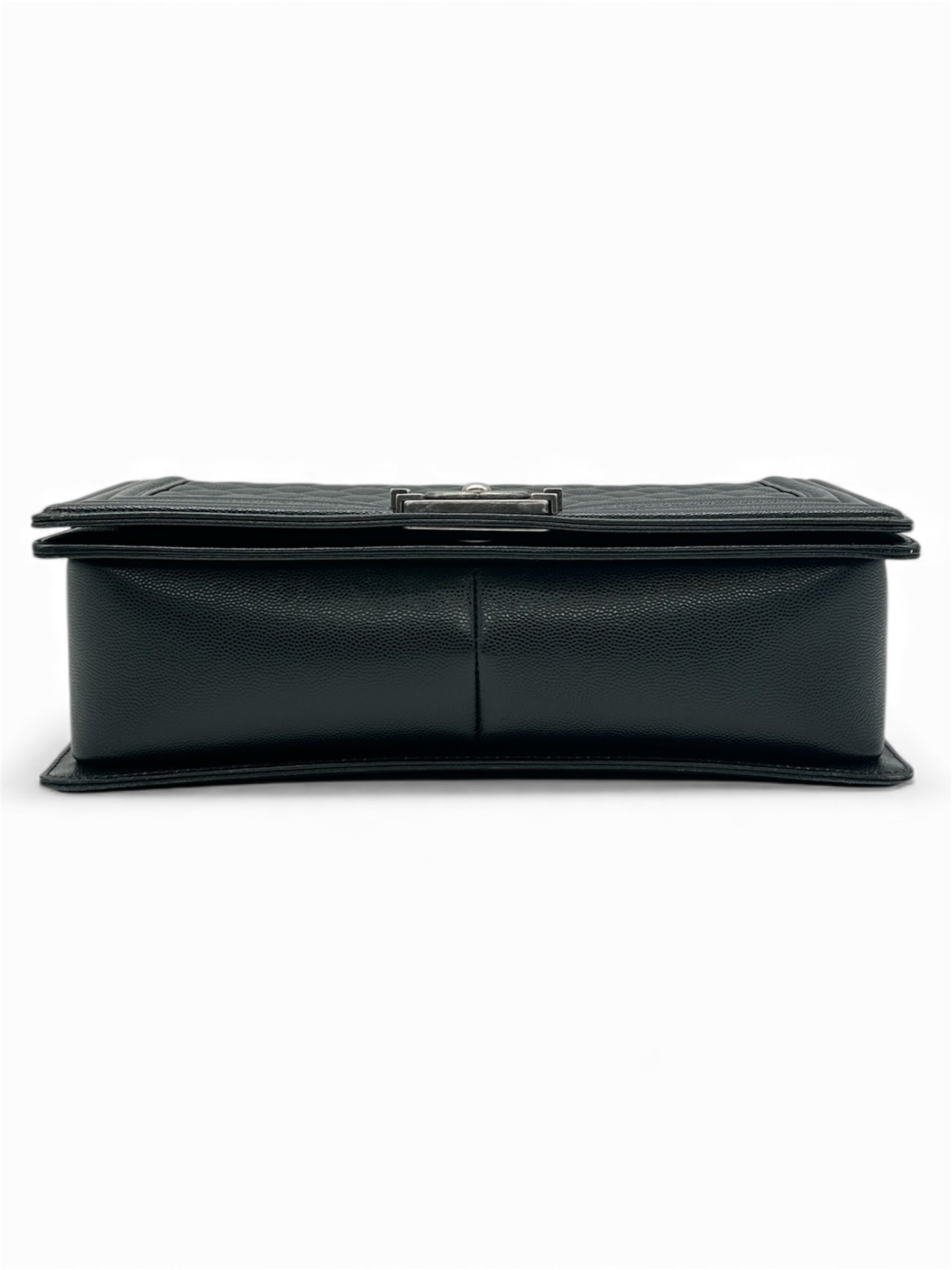Chanel - Tasche Boy aus schwarzem Kaviarleder