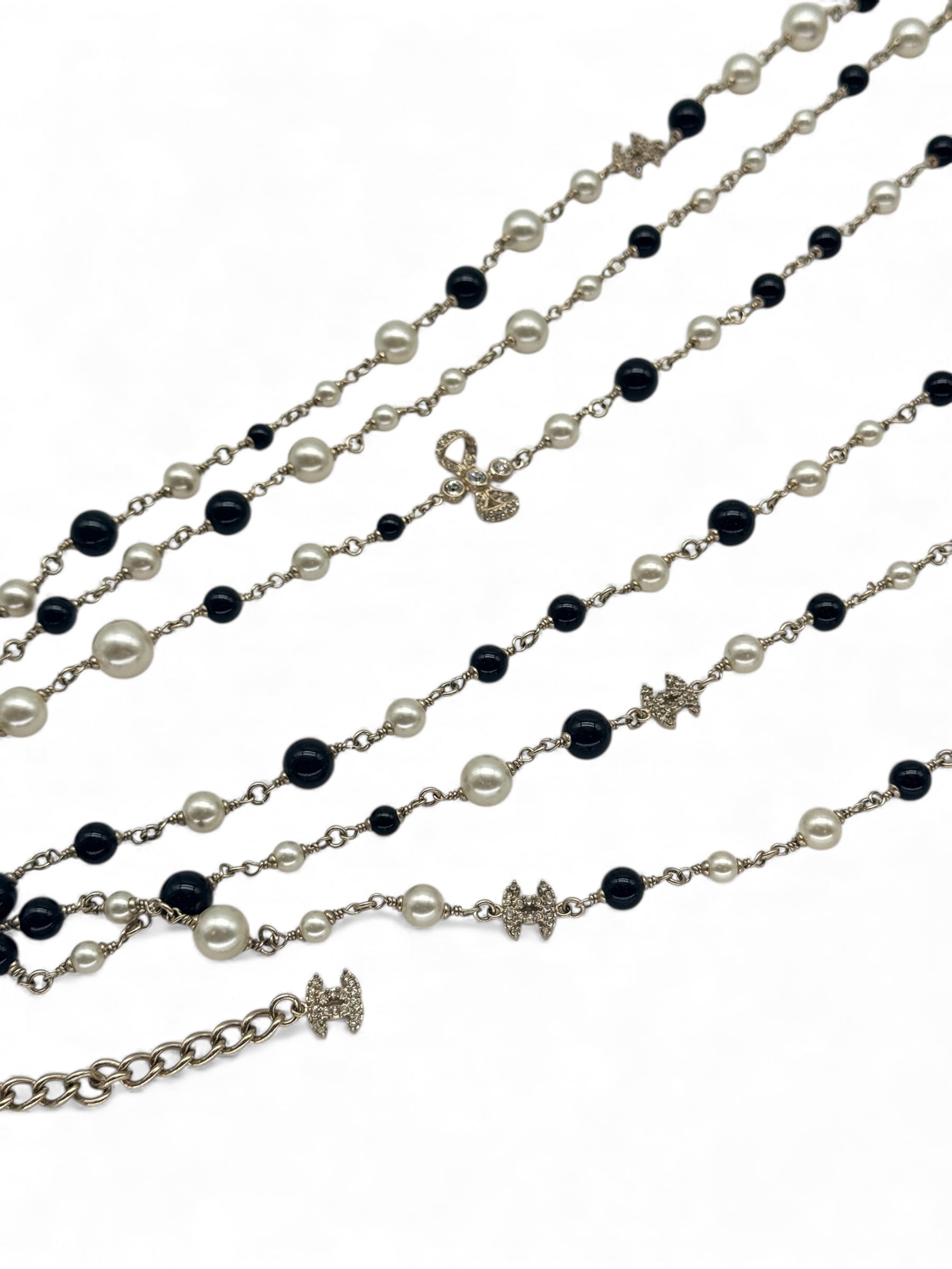 Chanel - Sautoir con perle bicolori