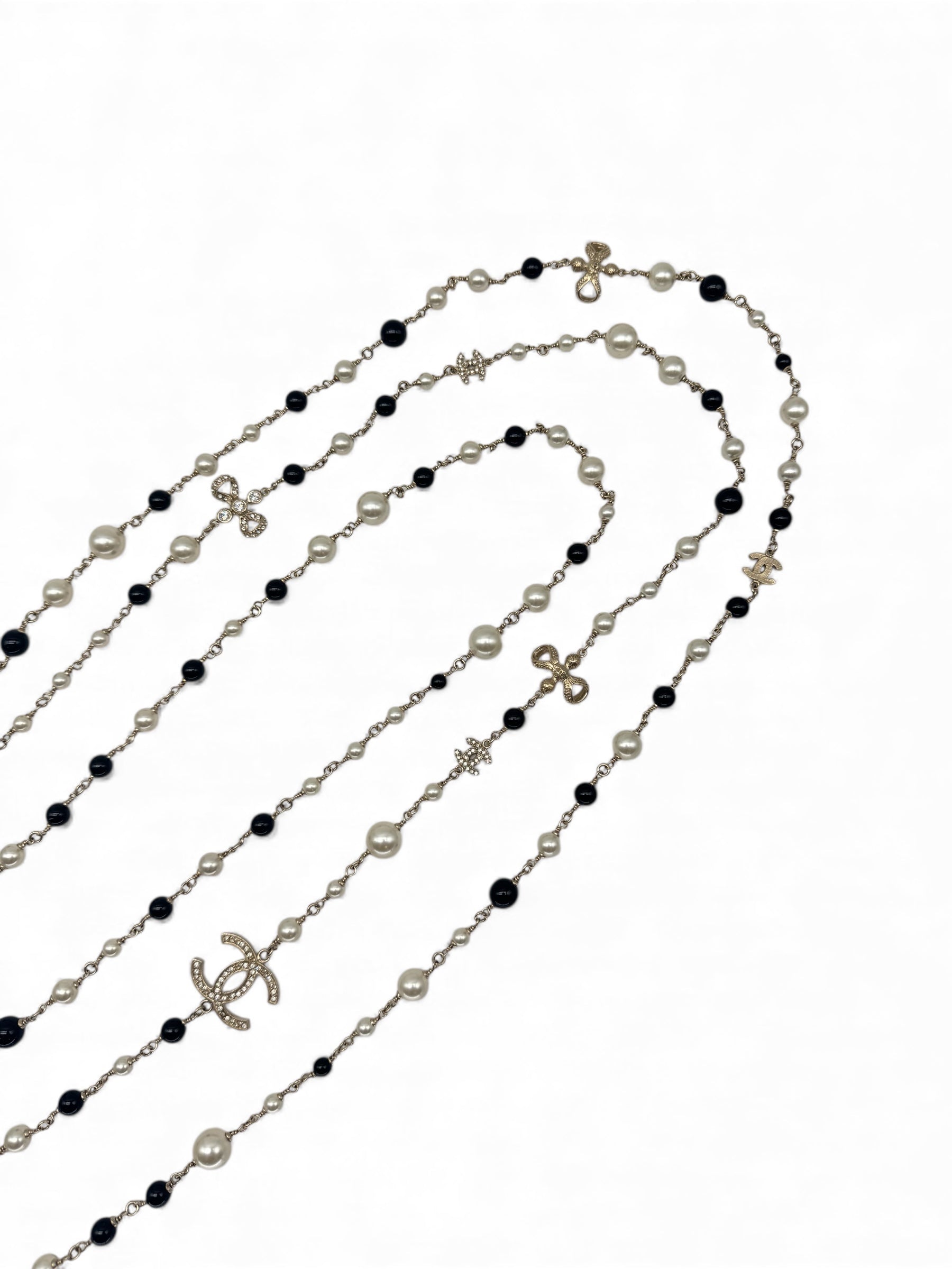 Chanel - Sautoir con perle bicolori