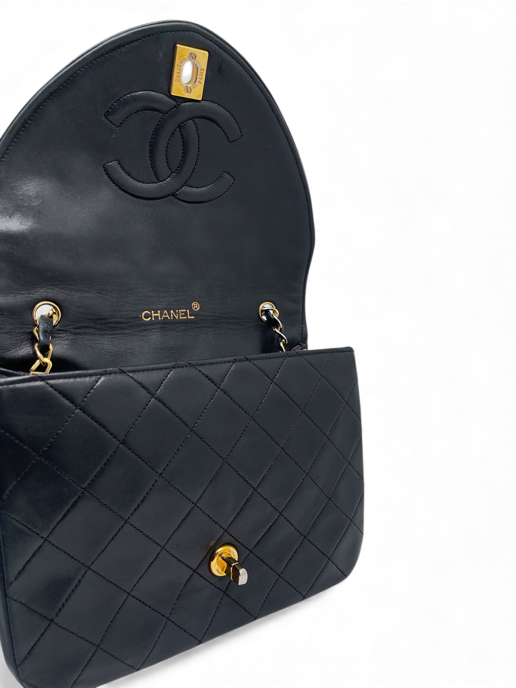 Chanel - Sac à main Demi Lune en cuir d’agneau noir
