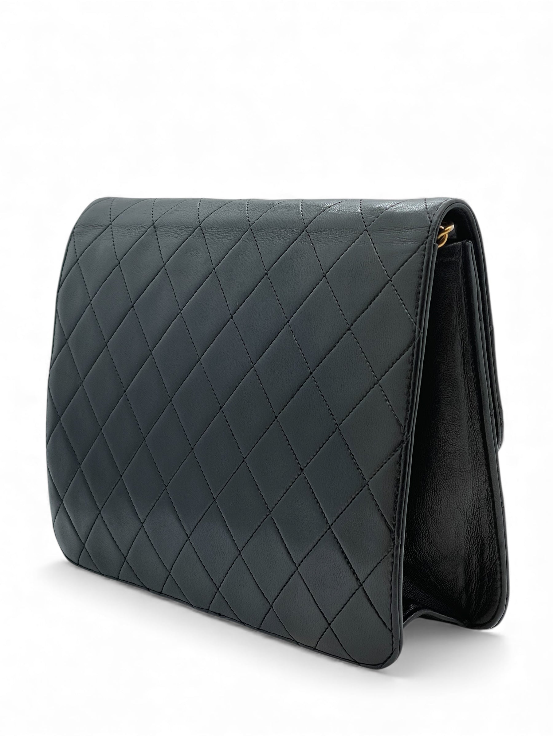 Chanel - Sac à rabat Classique en cuir noir