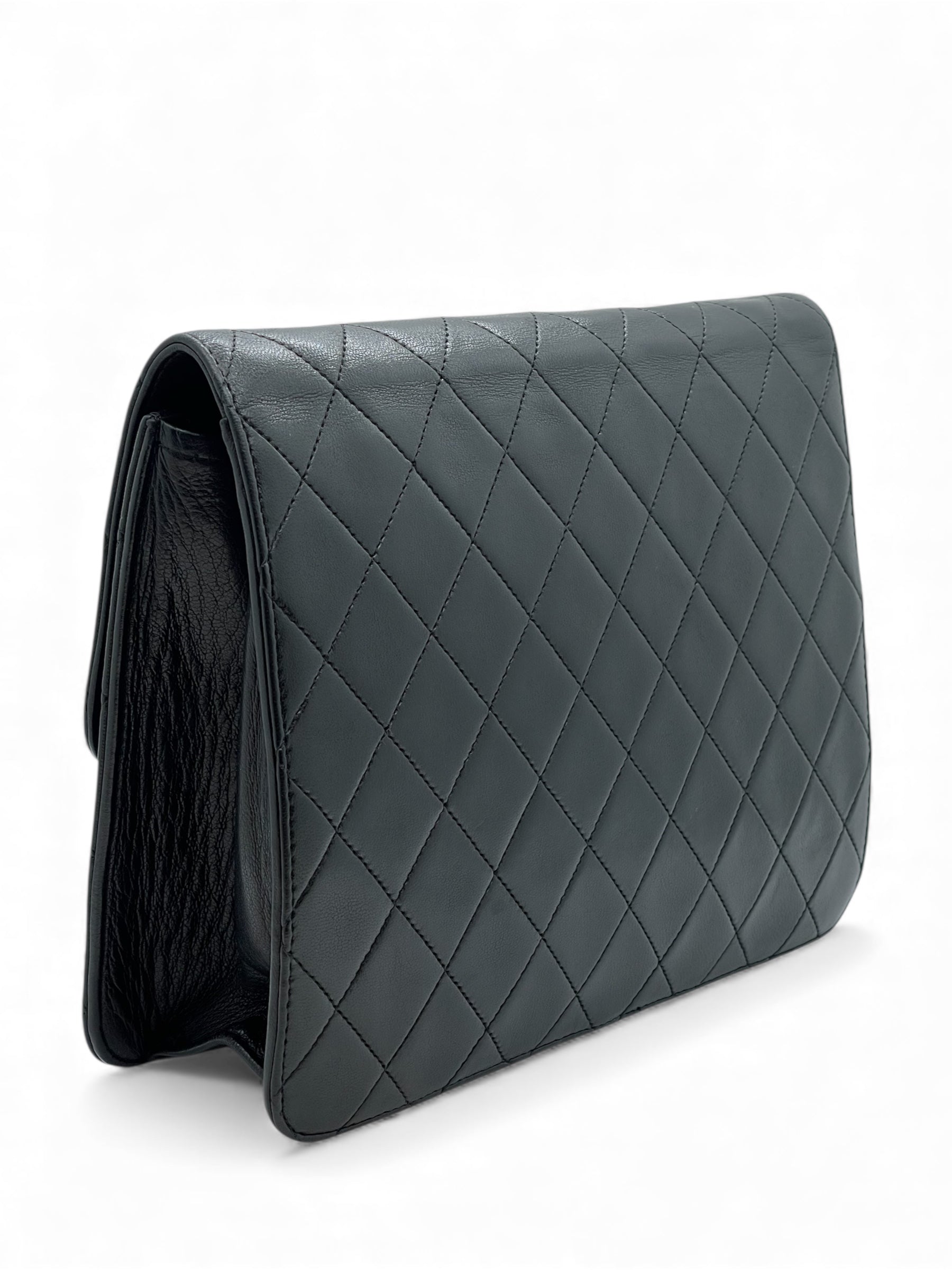 Chanel - Klassische Umhängetasche aus schwarzem Leder