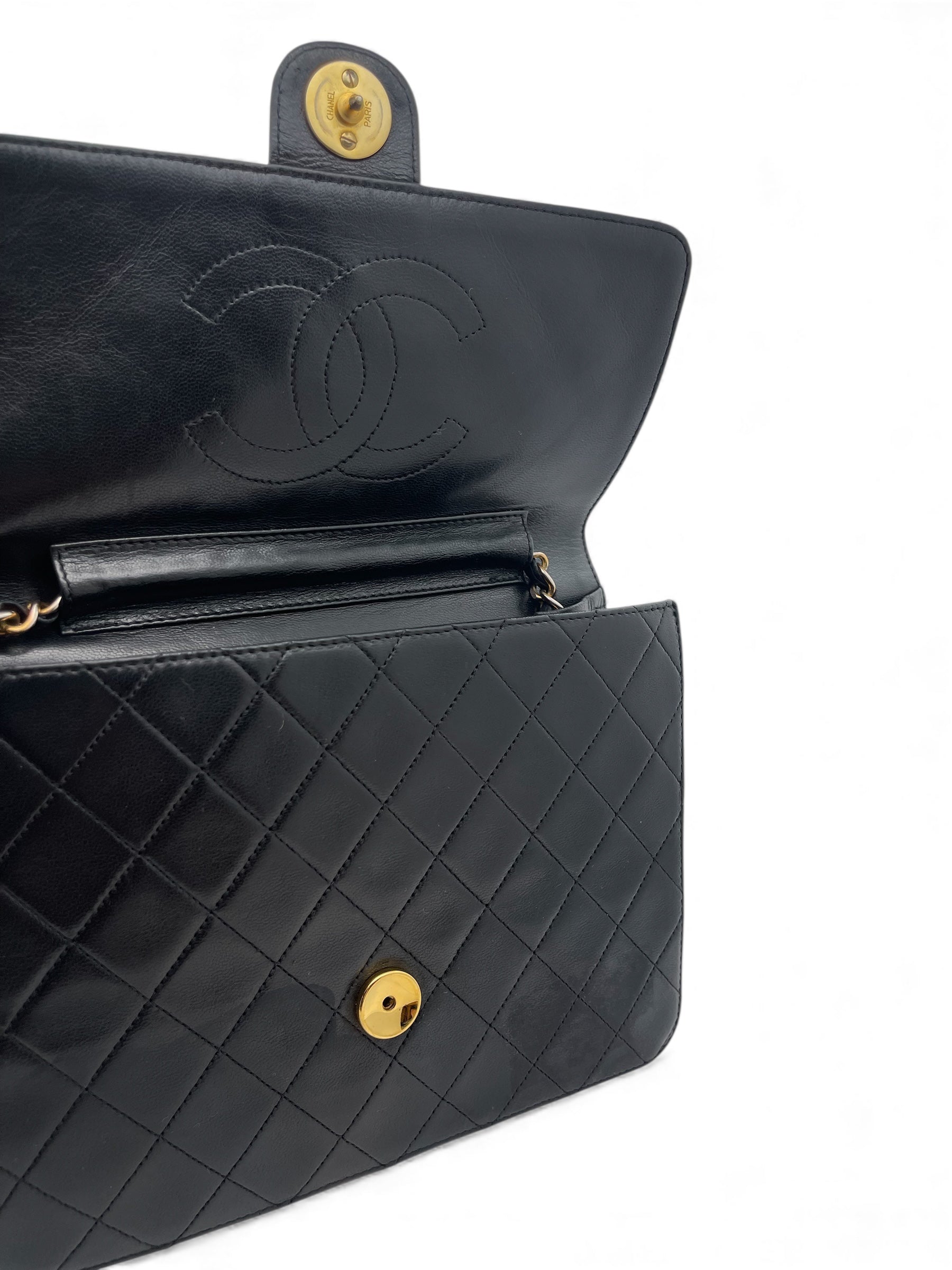 Chanel - Sac à rabat Classique en cuir noir