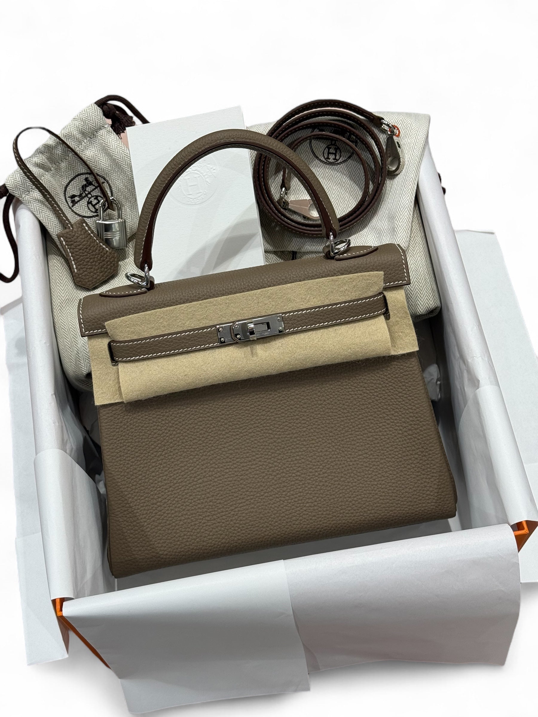 Hermès – Sac Kelly 25 Étoupe Togo Retourné PHW