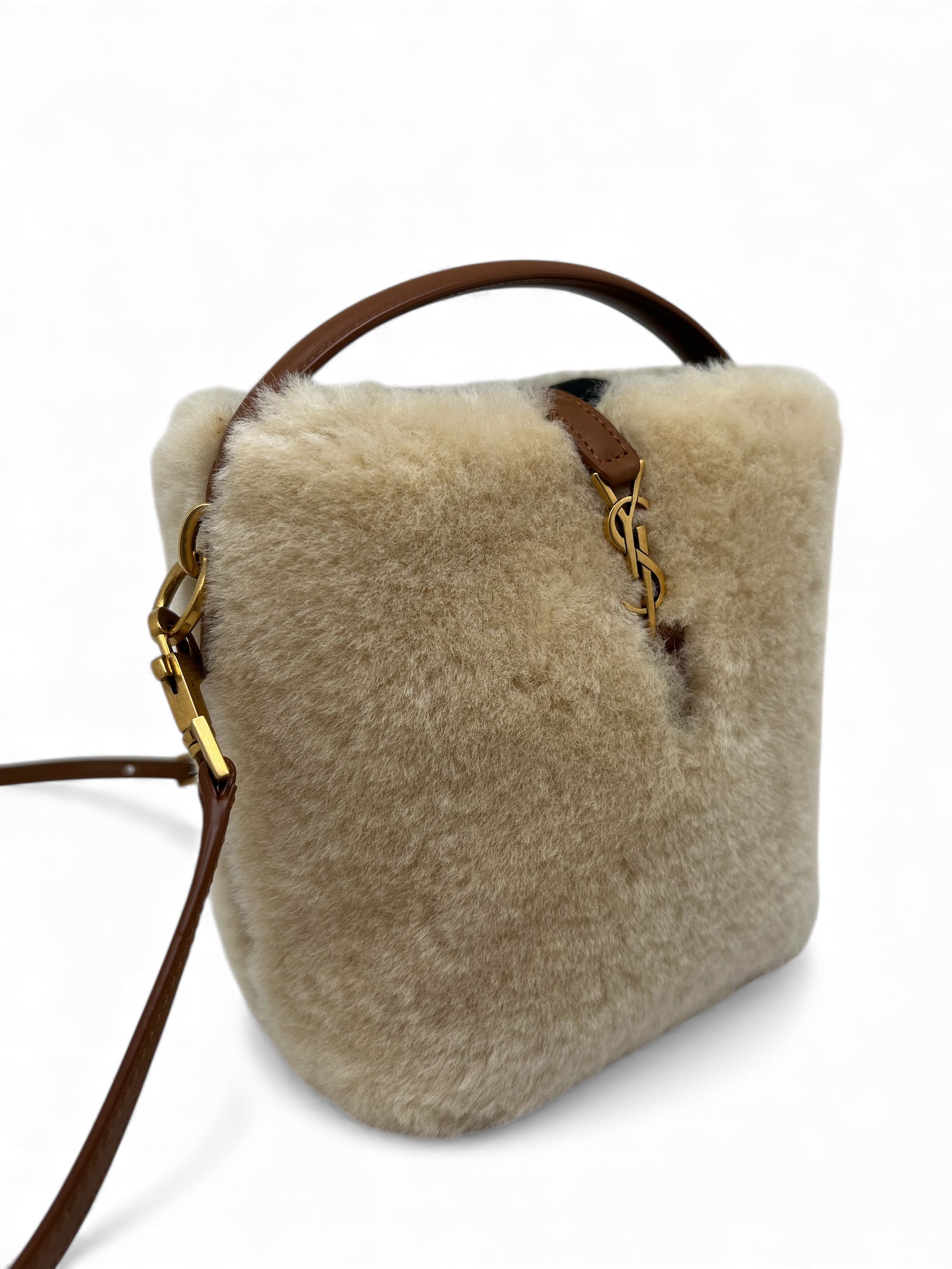 Saint Laurent - Sac Seau Le 37 Mini en shearling avec bandoulière