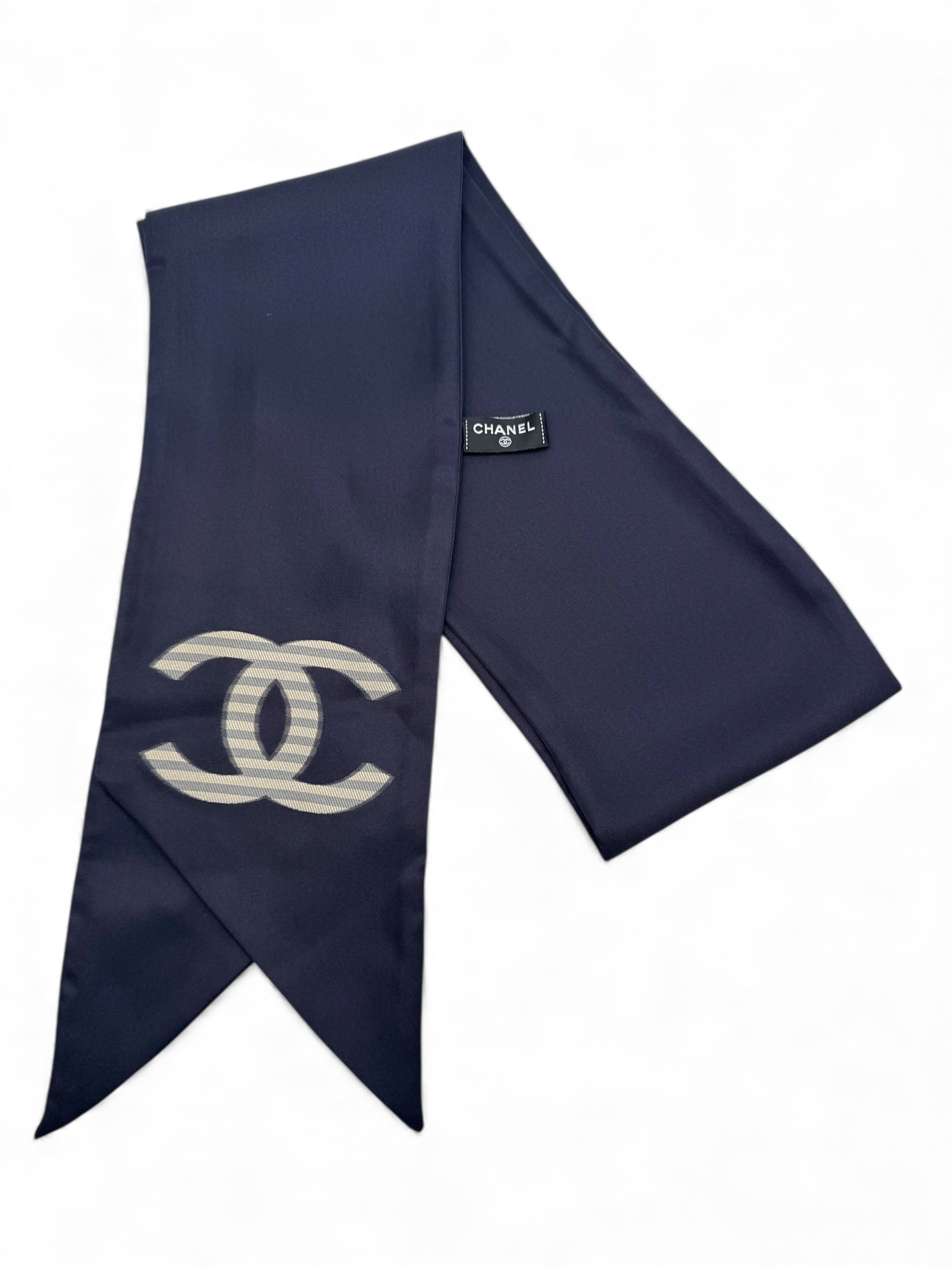 Chanel - Foulard en soie « Coco 31 rue Cambon »