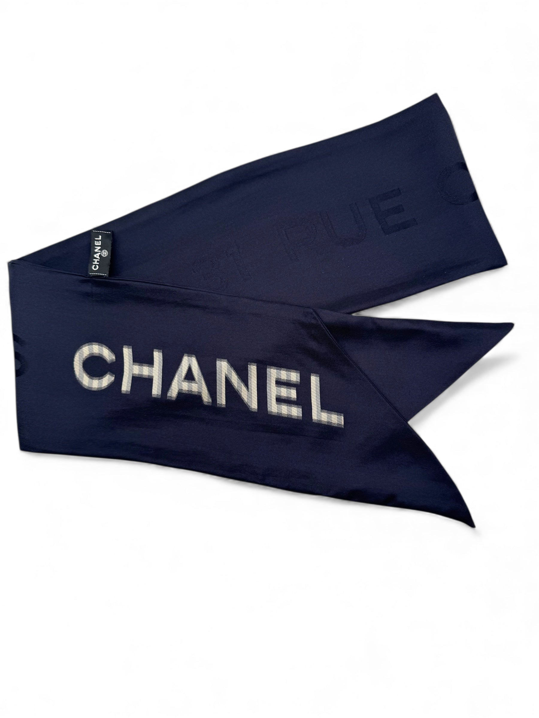 Chanel - Foulard en soie « Coco 31 rue Cambon »