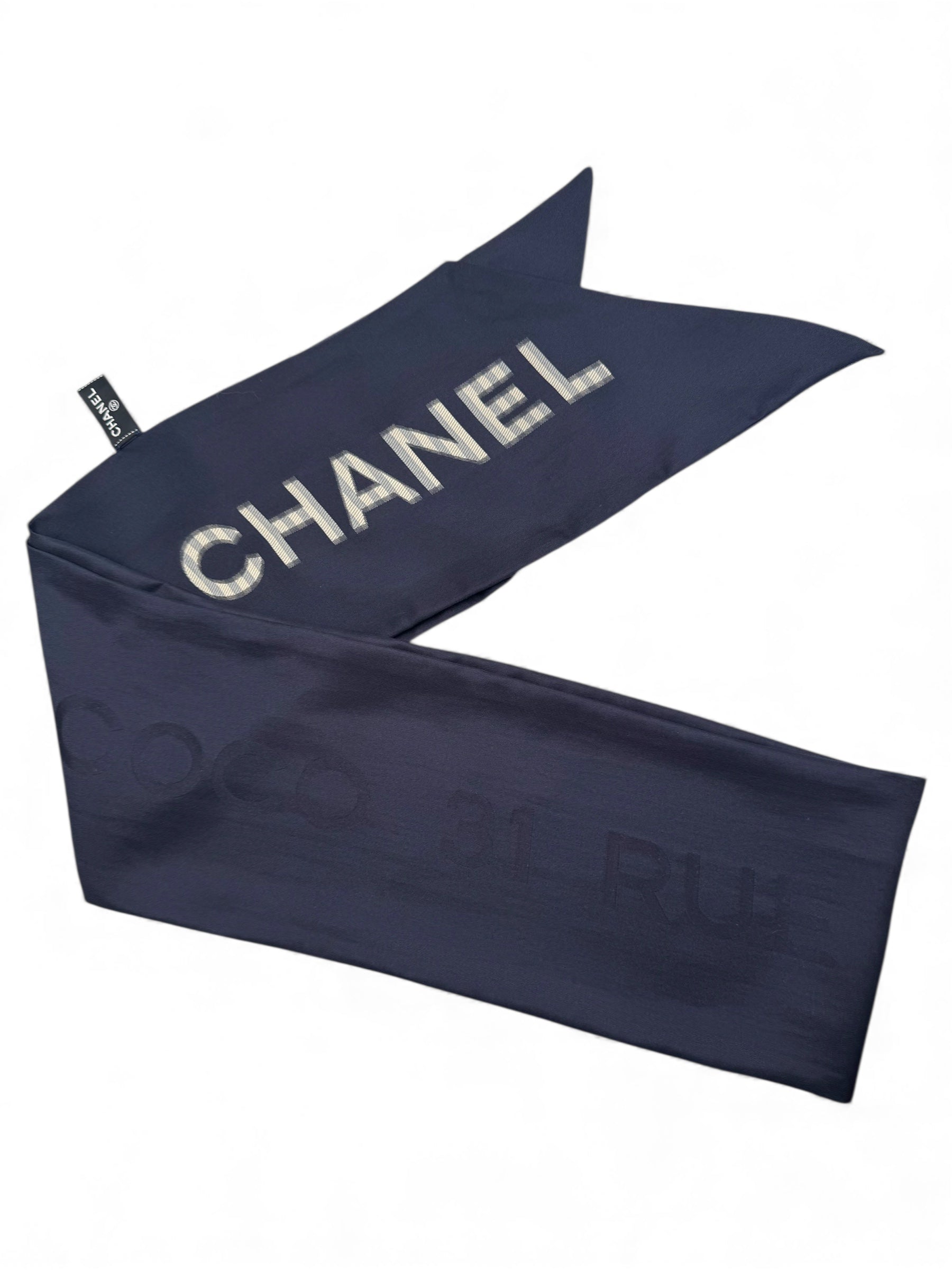 Chanel - Foulard en soie « Coco 31 rue Cambon »