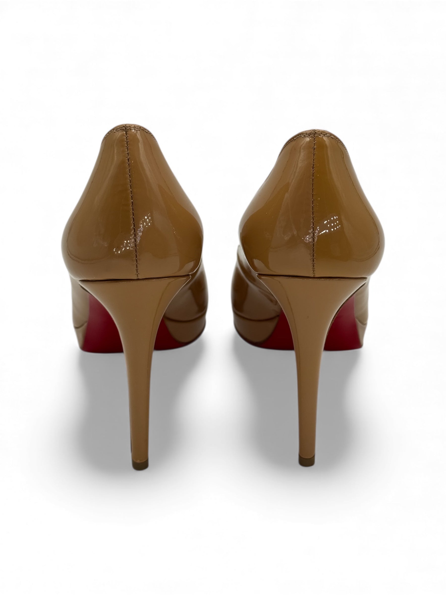 Louboutin - Escarpins beige cuir vernis bout rond T37