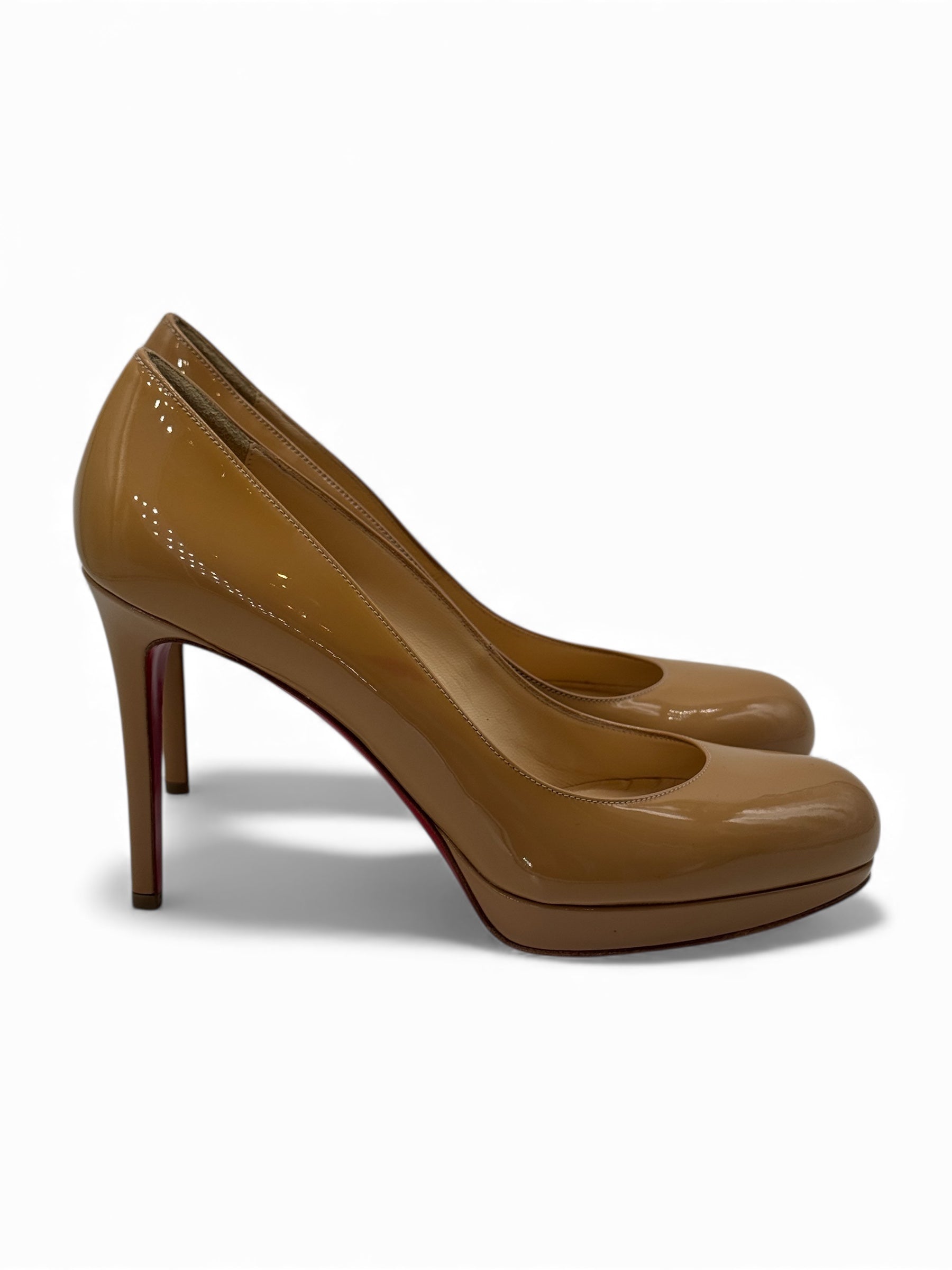 Louboutin - Beige Lackleder Pumps mit rundem Zehenbereich Gr. 37