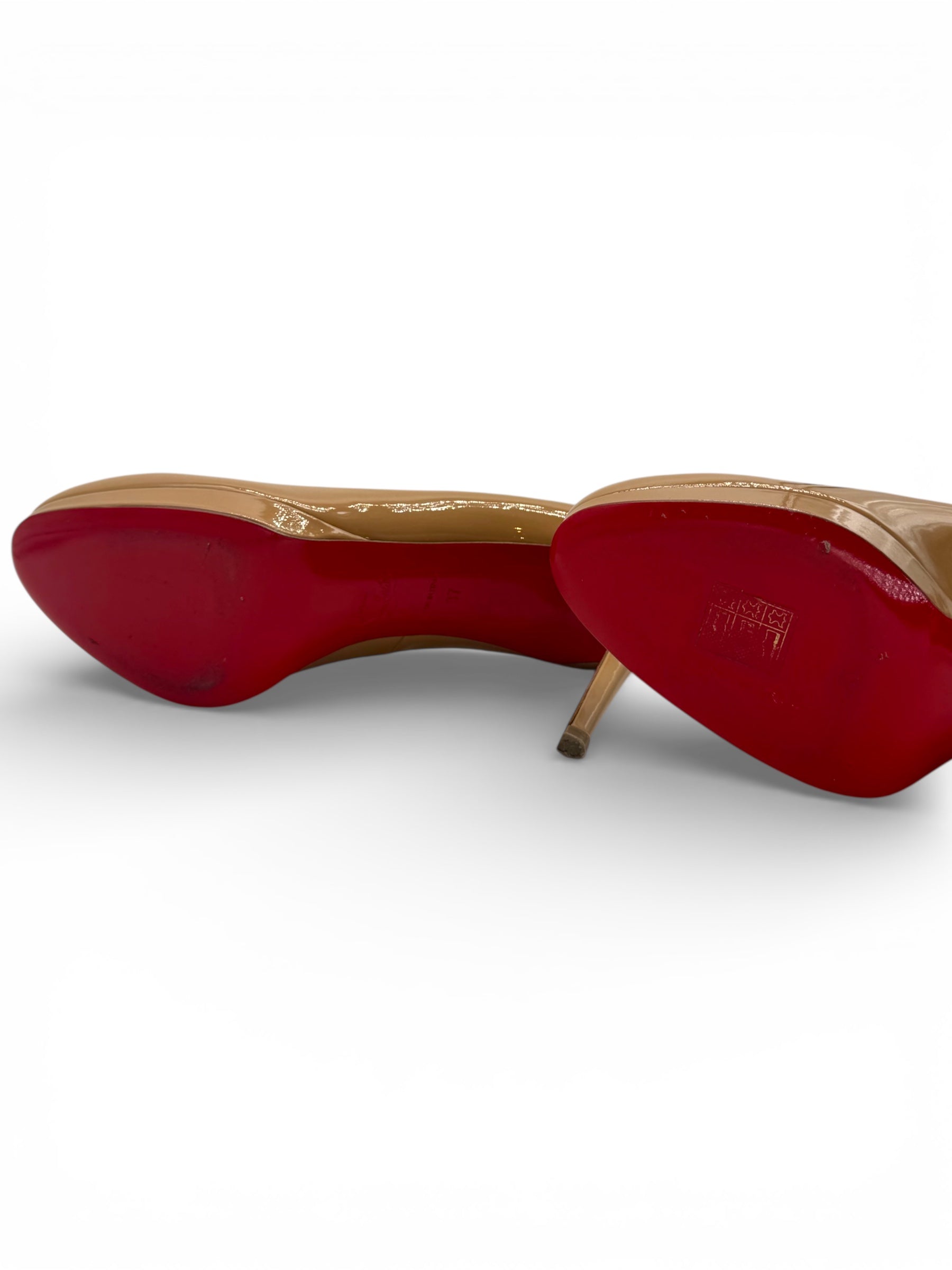 Louboutin - Escarpins beige cuir vernis bout rond T37