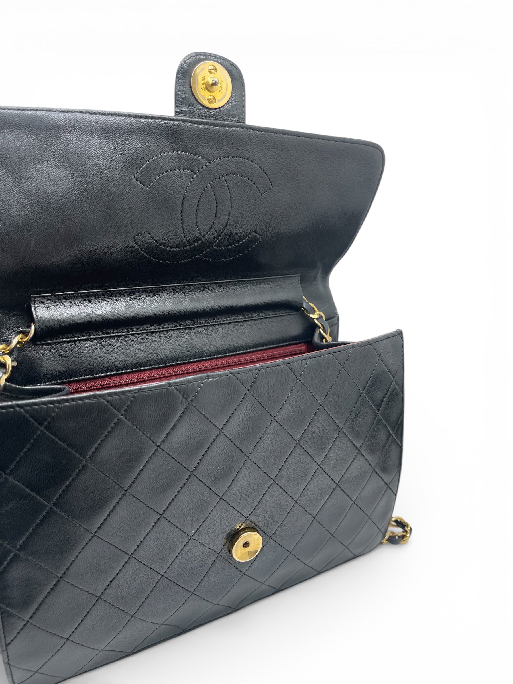 Chanel - Sac à rabat Classique en cuir noir