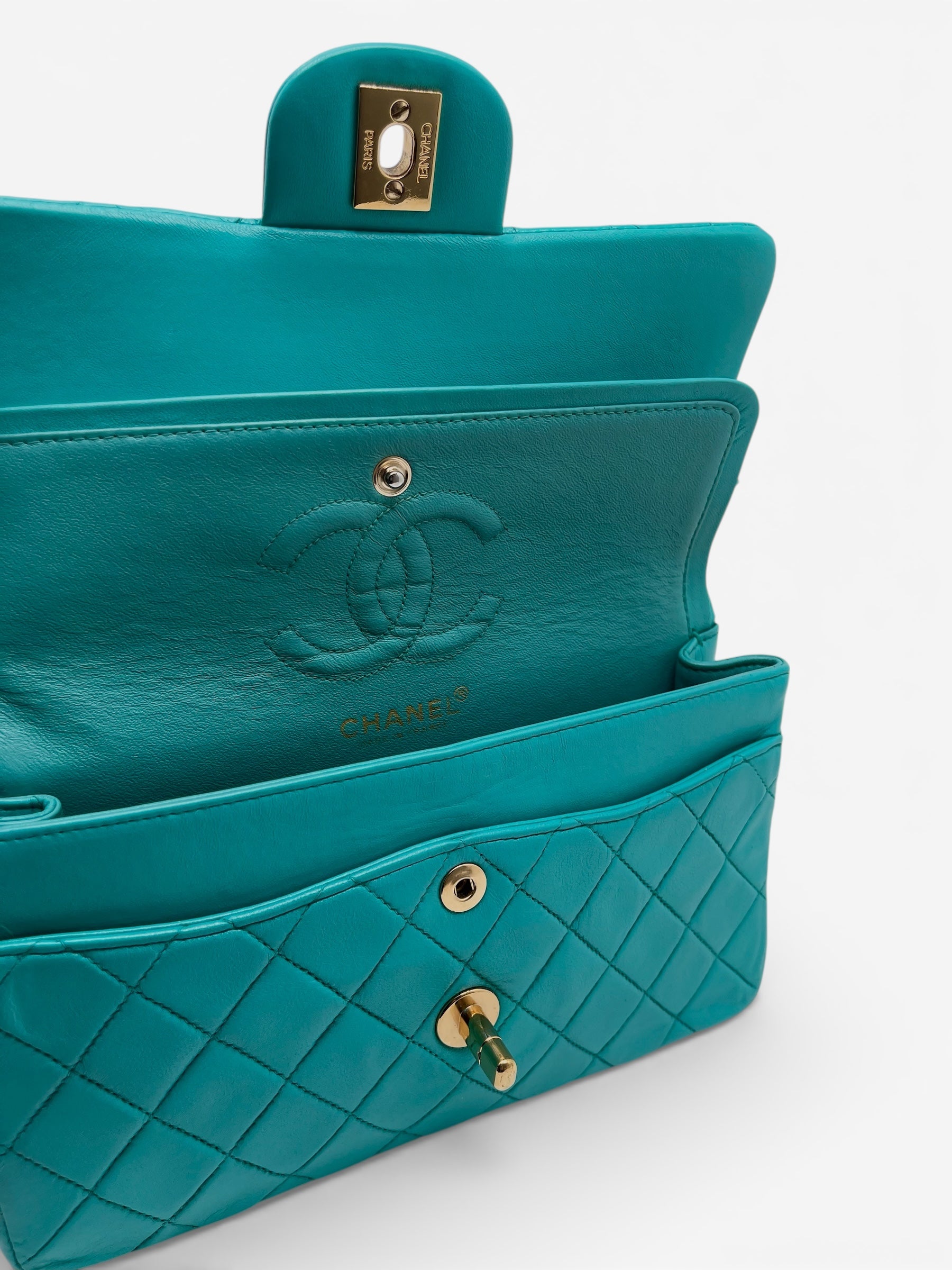 Chanel - Sac Timeless 23 en cuir d’agneau bleu turquoise