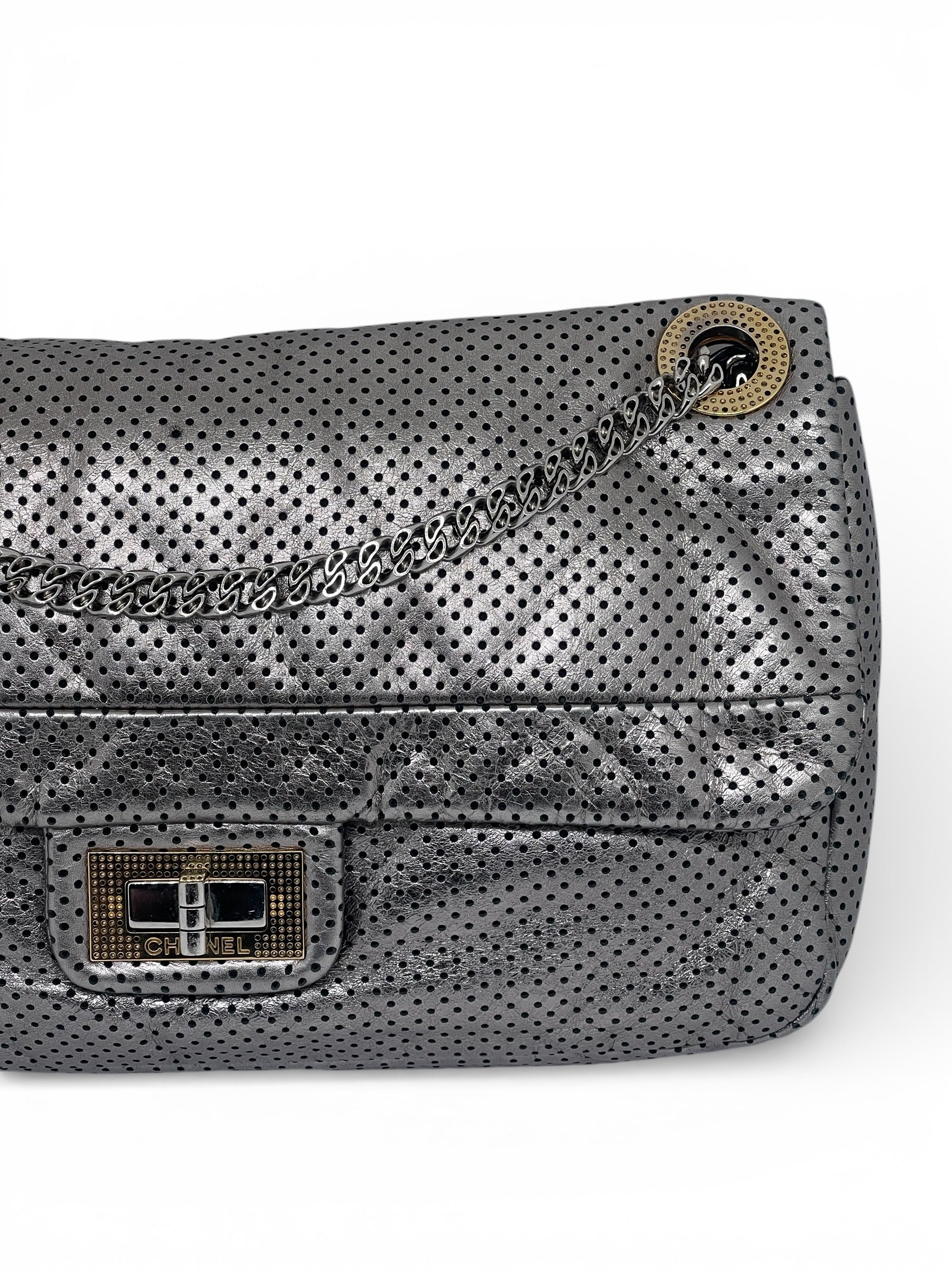 Chanel - Sac 2.55 en cuir perforé argenté