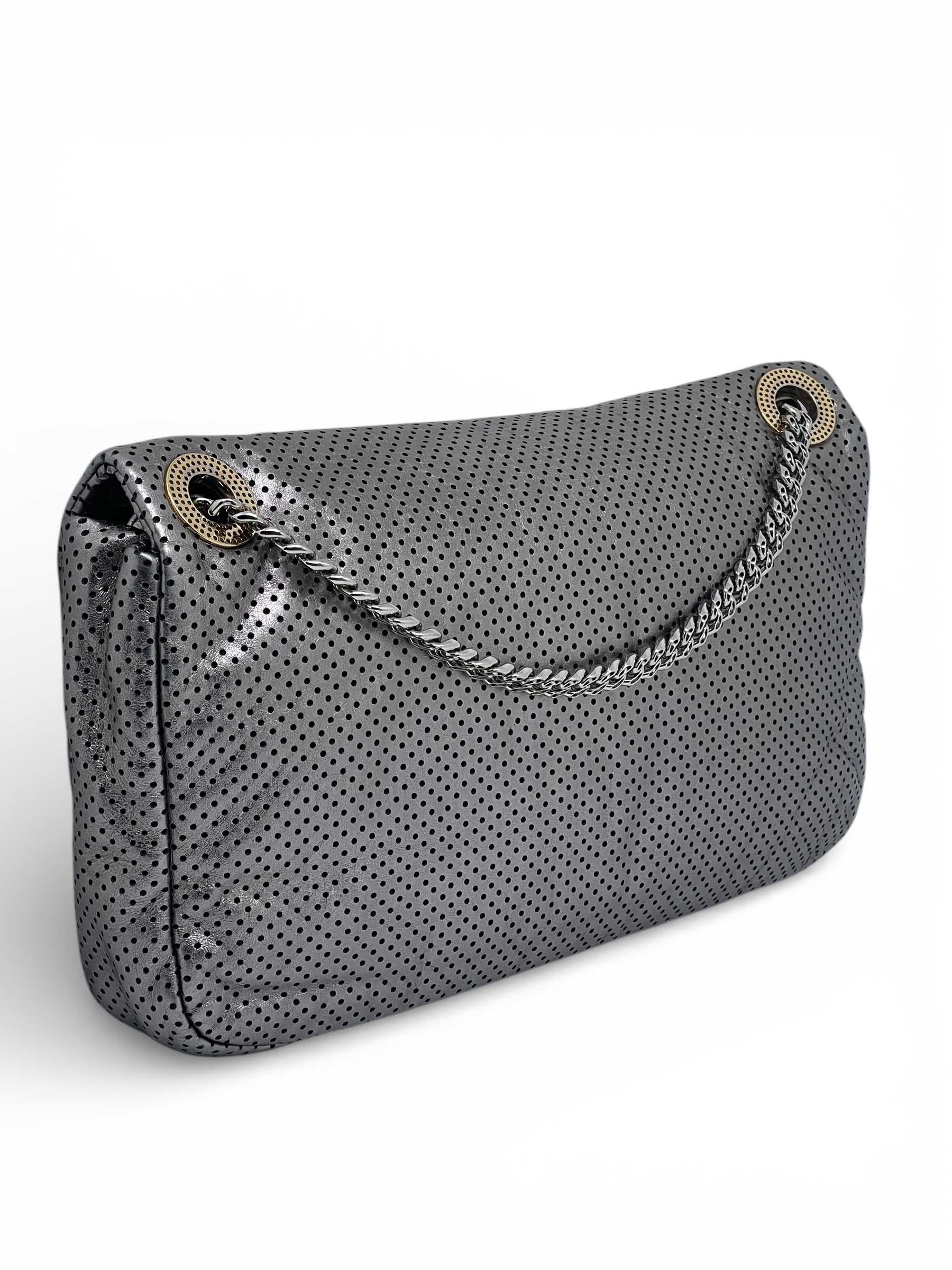 Chanel - Tasche 2.55 aus silberfarbenem, durchlochtenem Leder