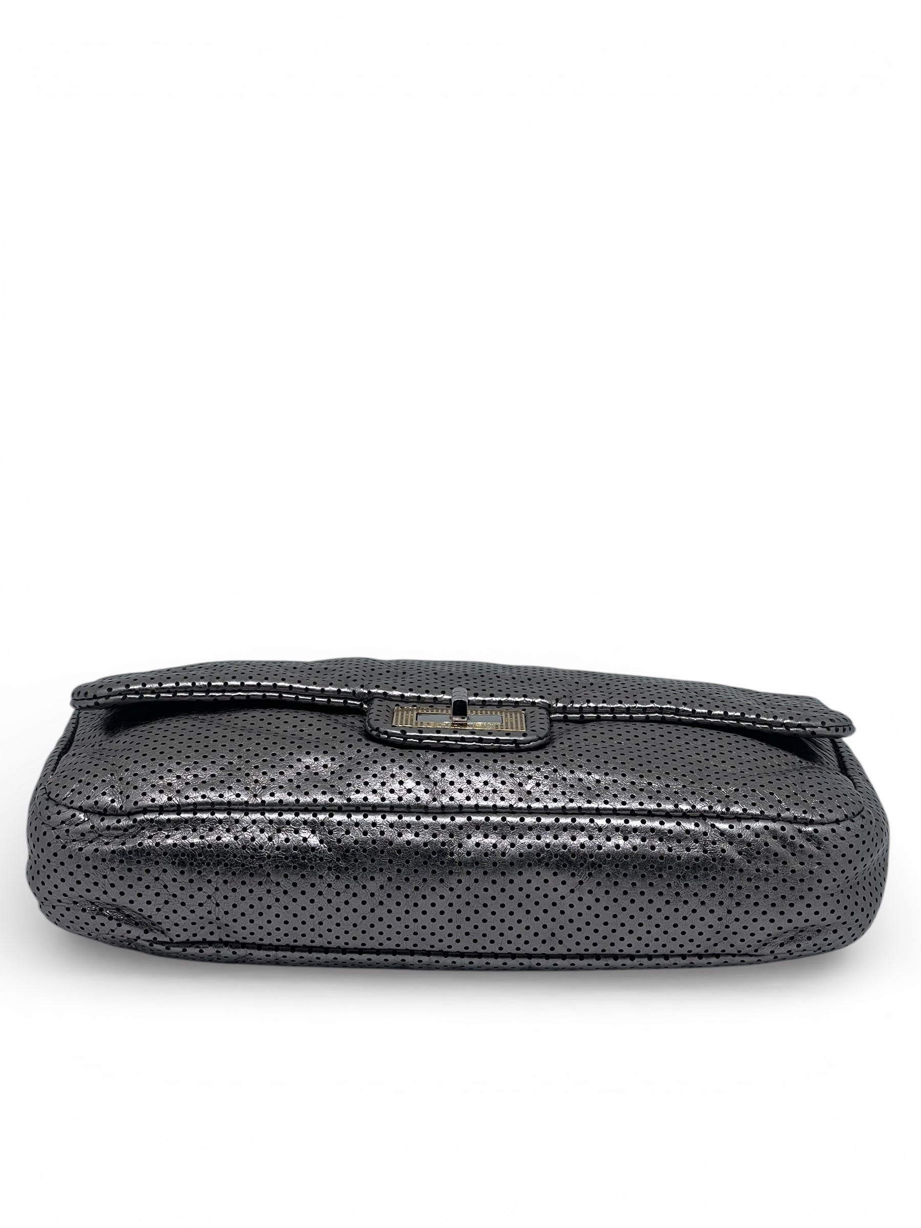 Chanel - Tasche 2.55 aus silberfarbenem, durchlochtenem Leder