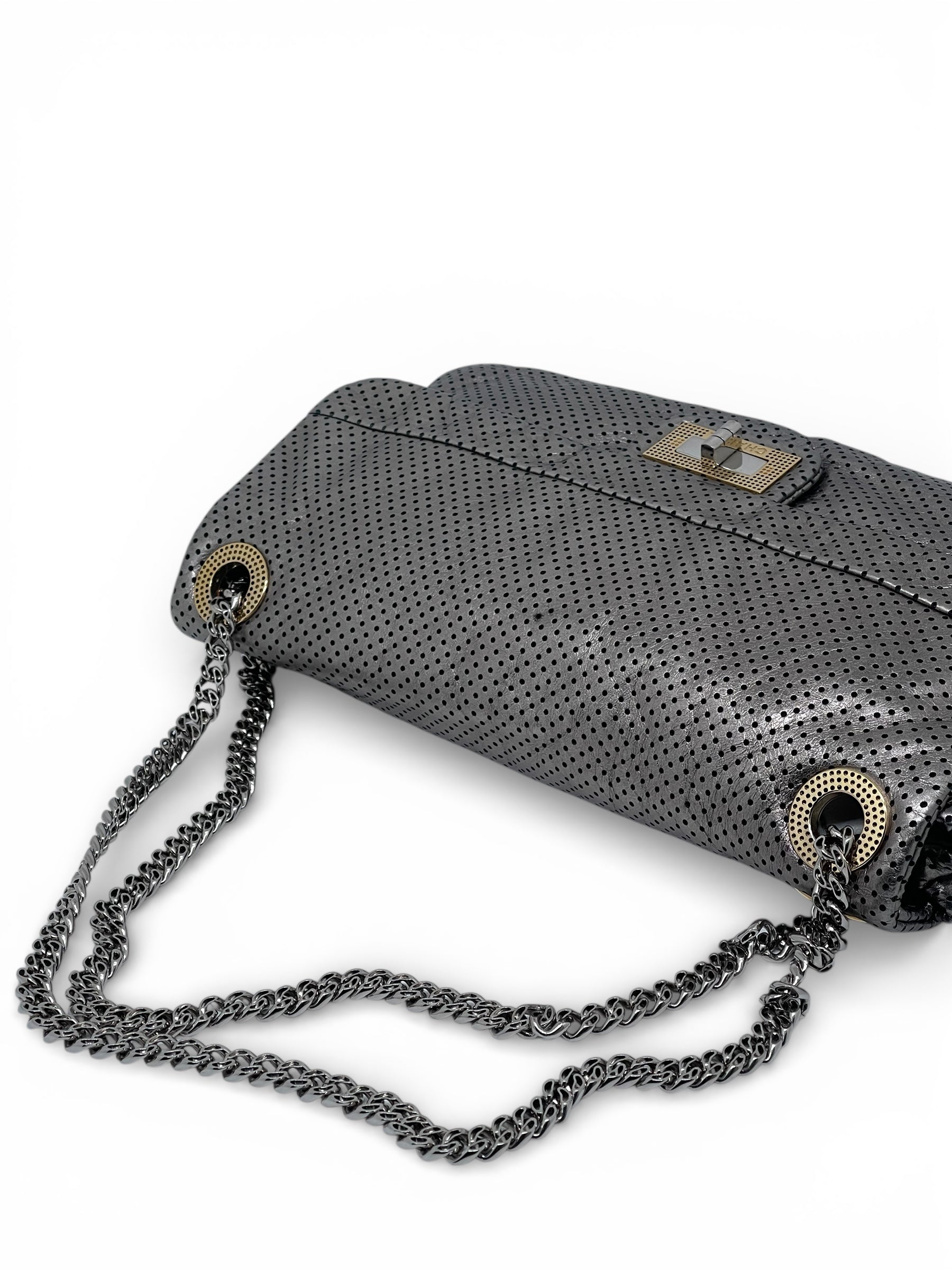 Chanel - Sac 2.55 en cuir perforé argenté