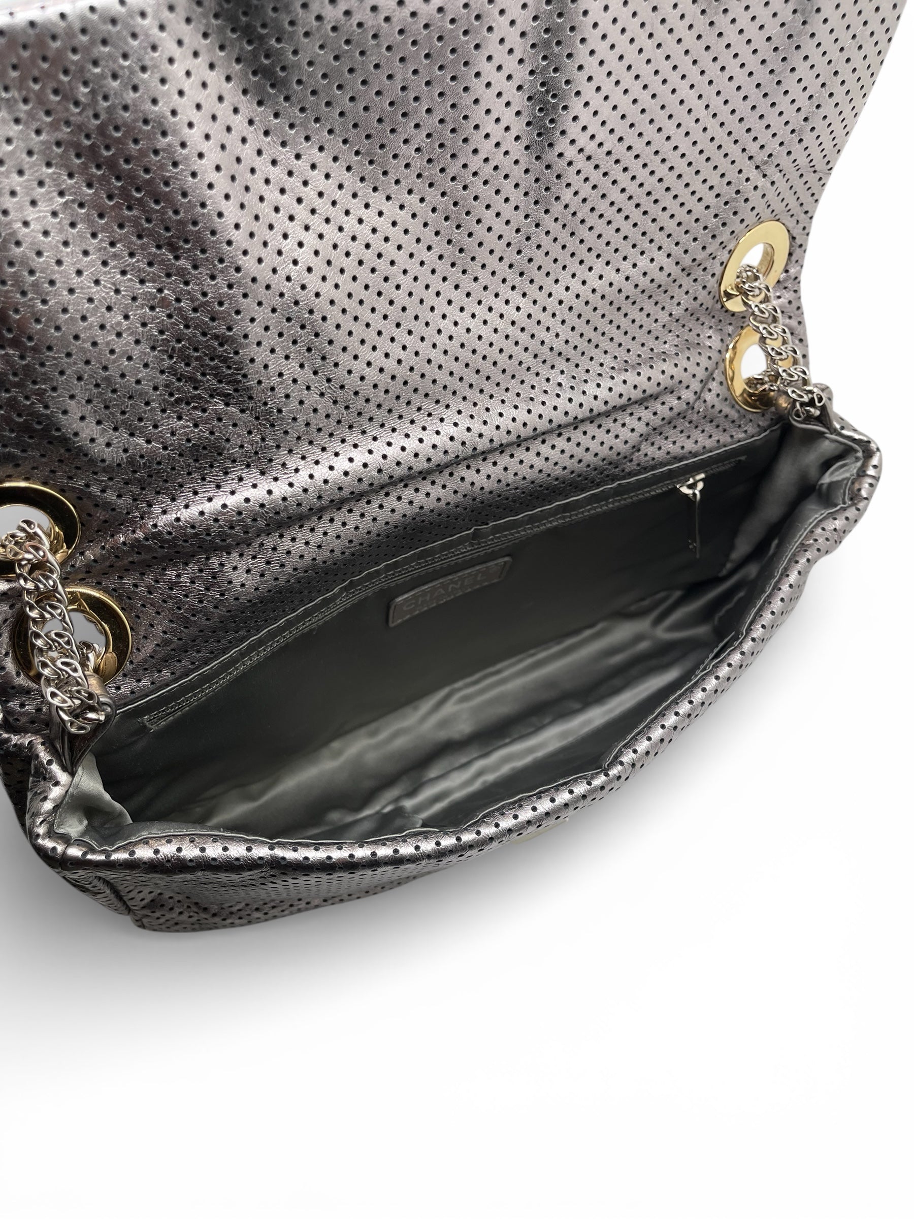 Chanel - Tasche 2.55 aus silberfarbenem, durchlochtenem Leder