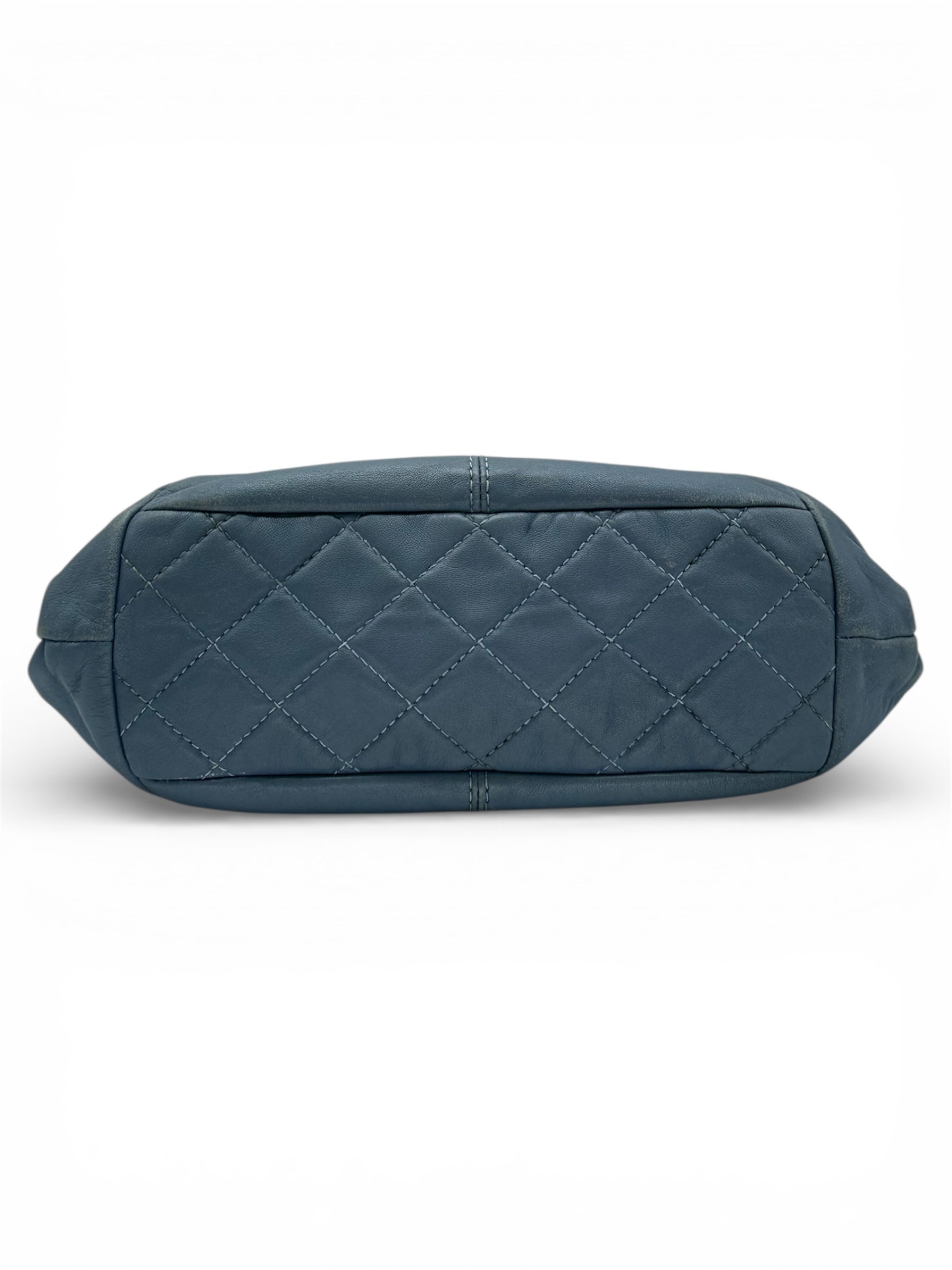Chanel - Sac à rabat bleu ciel