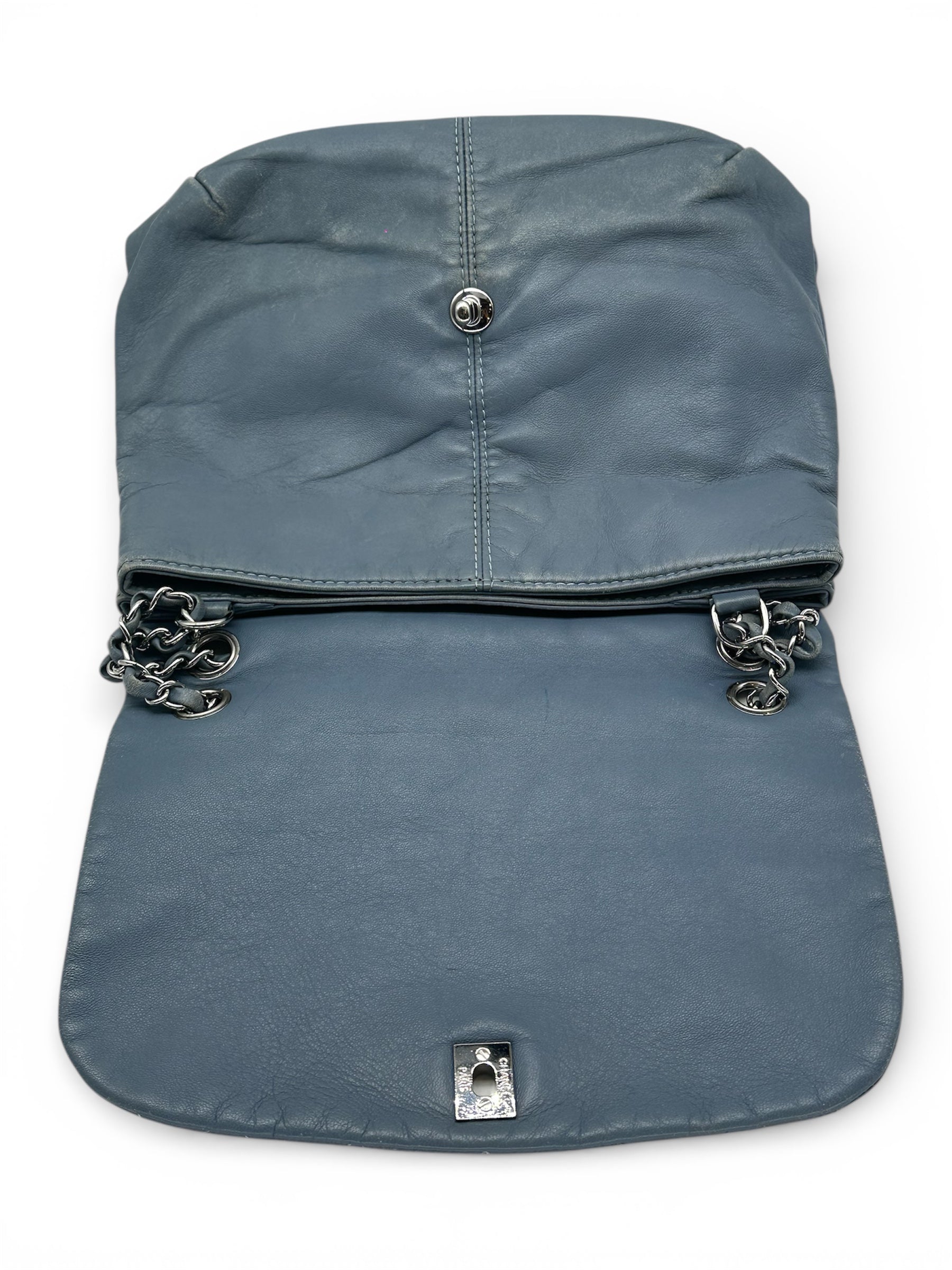 Chanel - Sac à rabat bleu ciel