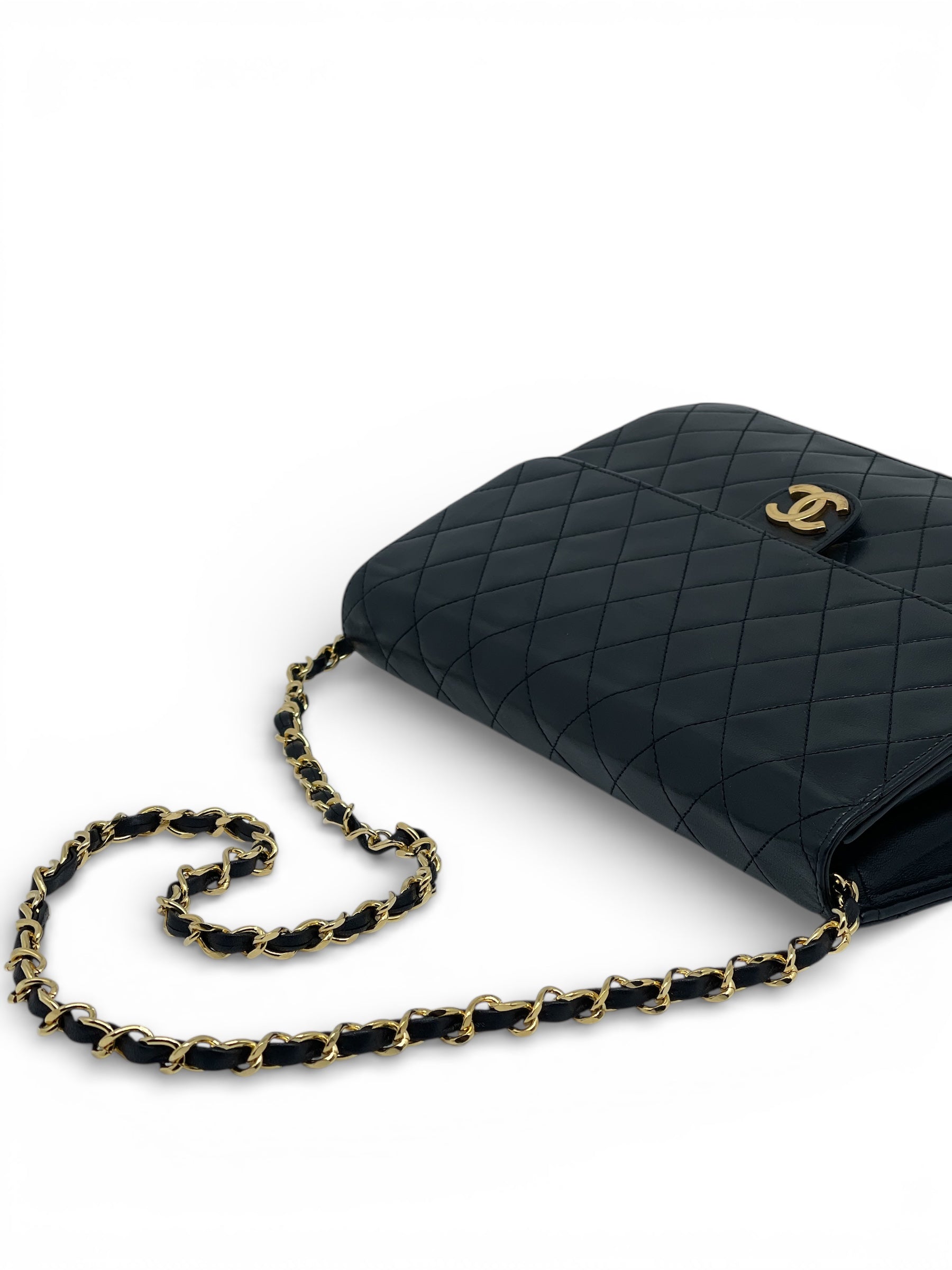 Chanel - Sac à rabat en cuir noir