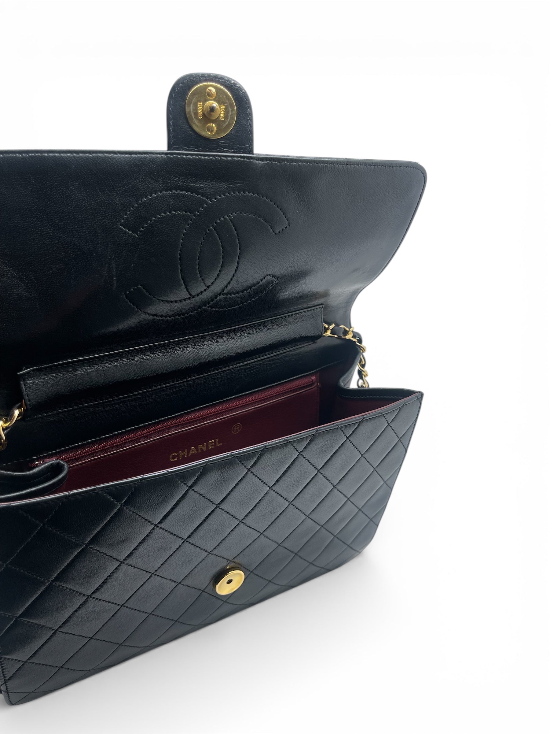 Chanel - Sac à rabat en cuir noir