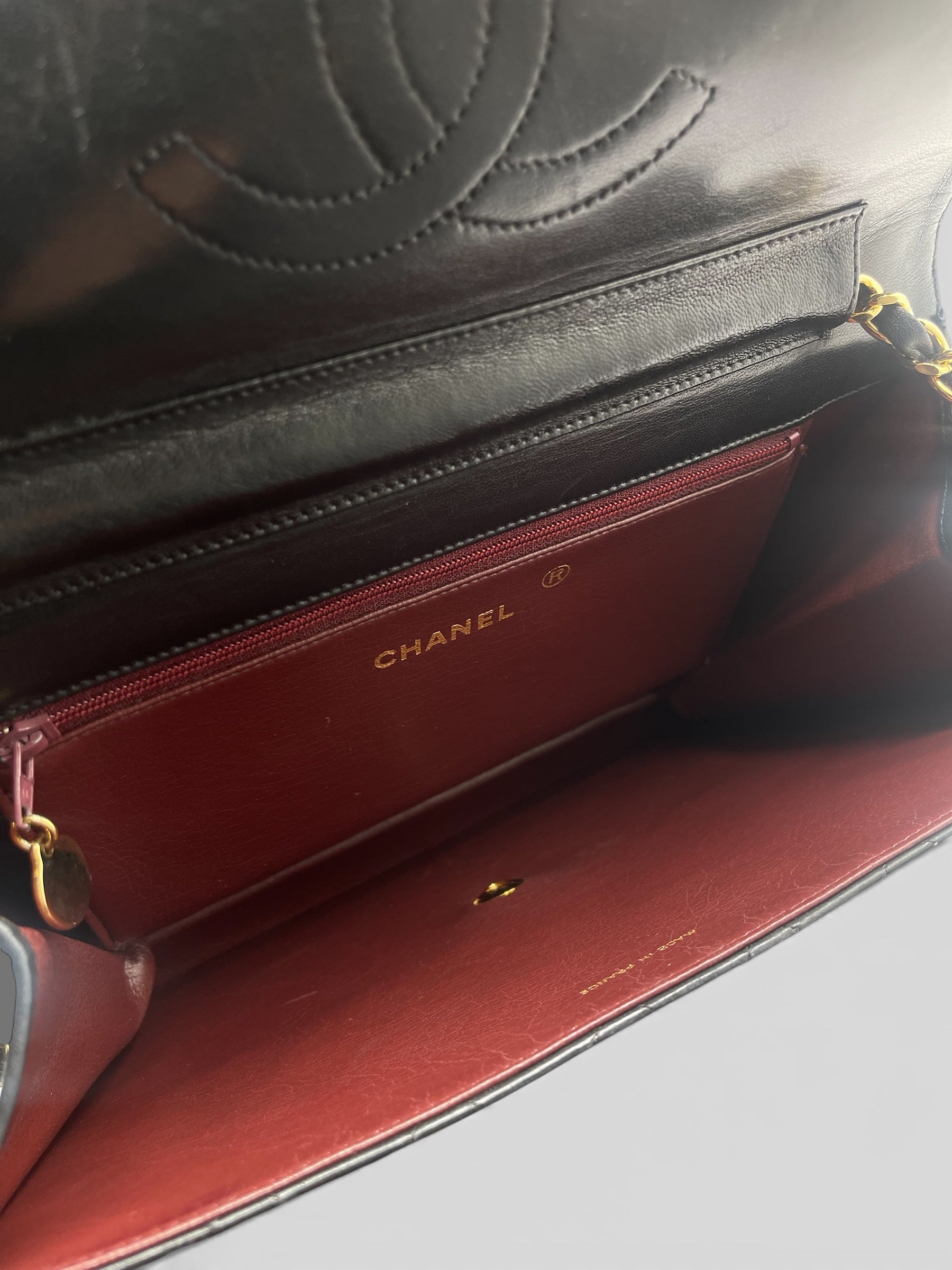 Chanel - Sac à rabat en cuir noir